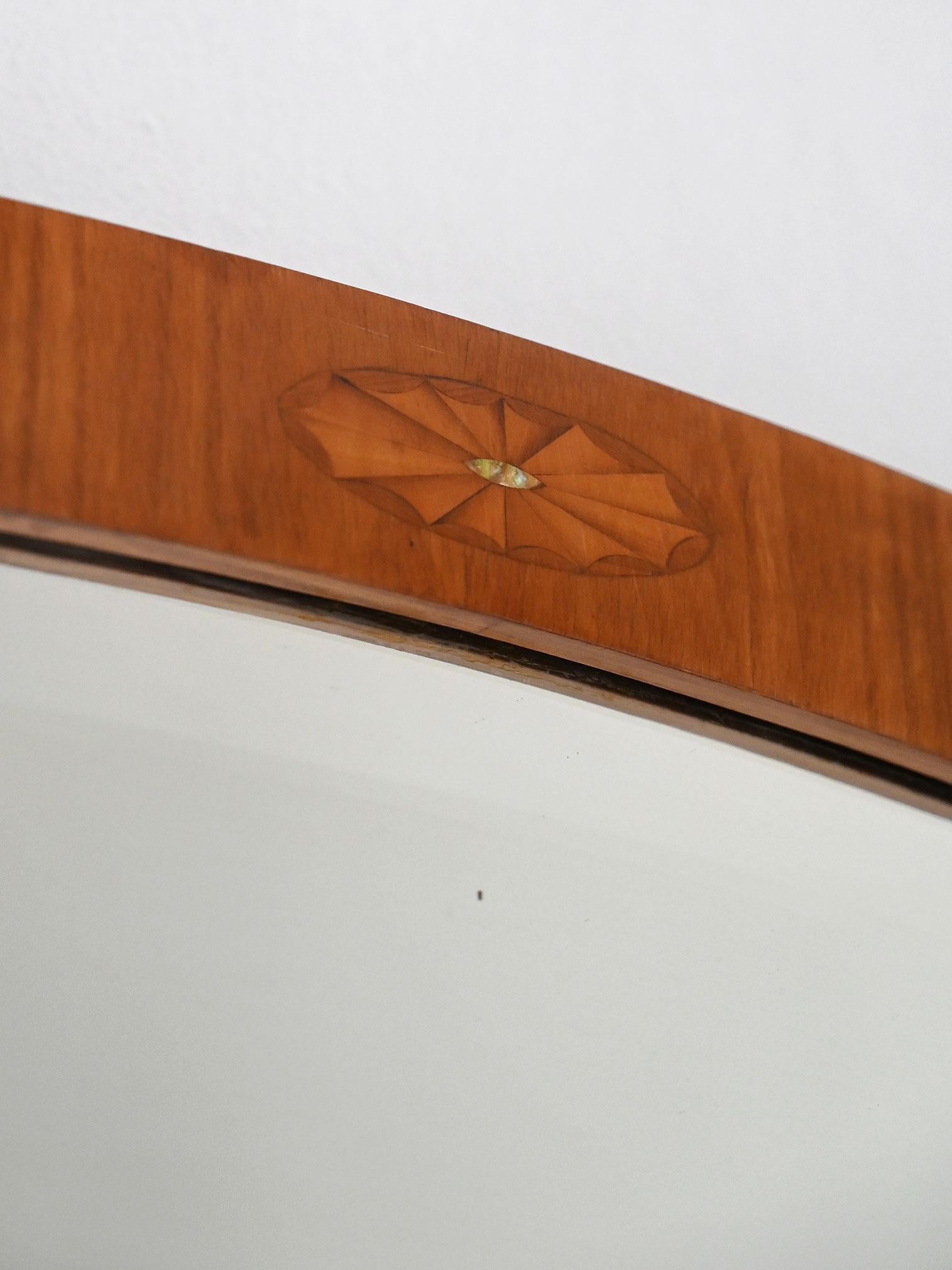 Espejo vintage de los años 40 con marco de teca e incrustaciones florales. Diseño sobrio y elegante con la parte inferior acampanada.

Espejo escandinavo de los años 40 con marco de teca y finas incrustaciones florales en la parte superior,