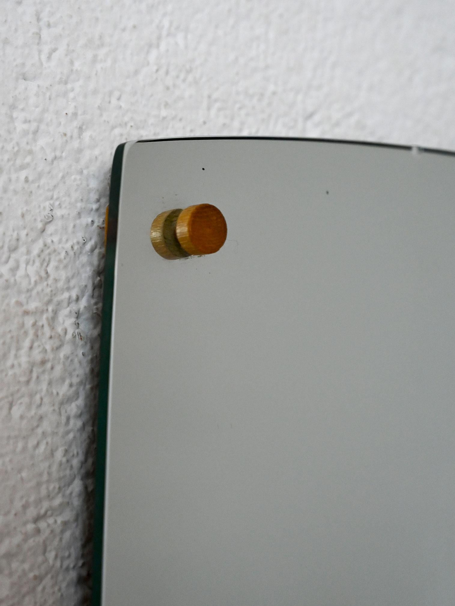 Specchio scandinavo degli anni '50 con vetro sagomato e fissaggi in ottone.

Curve leggere e dettagli discreti definiscono questo specchio scandinavo degli anni '50. Il vetro sagomato, privo di cornice, crea un effetto di leggerezza, mentre i