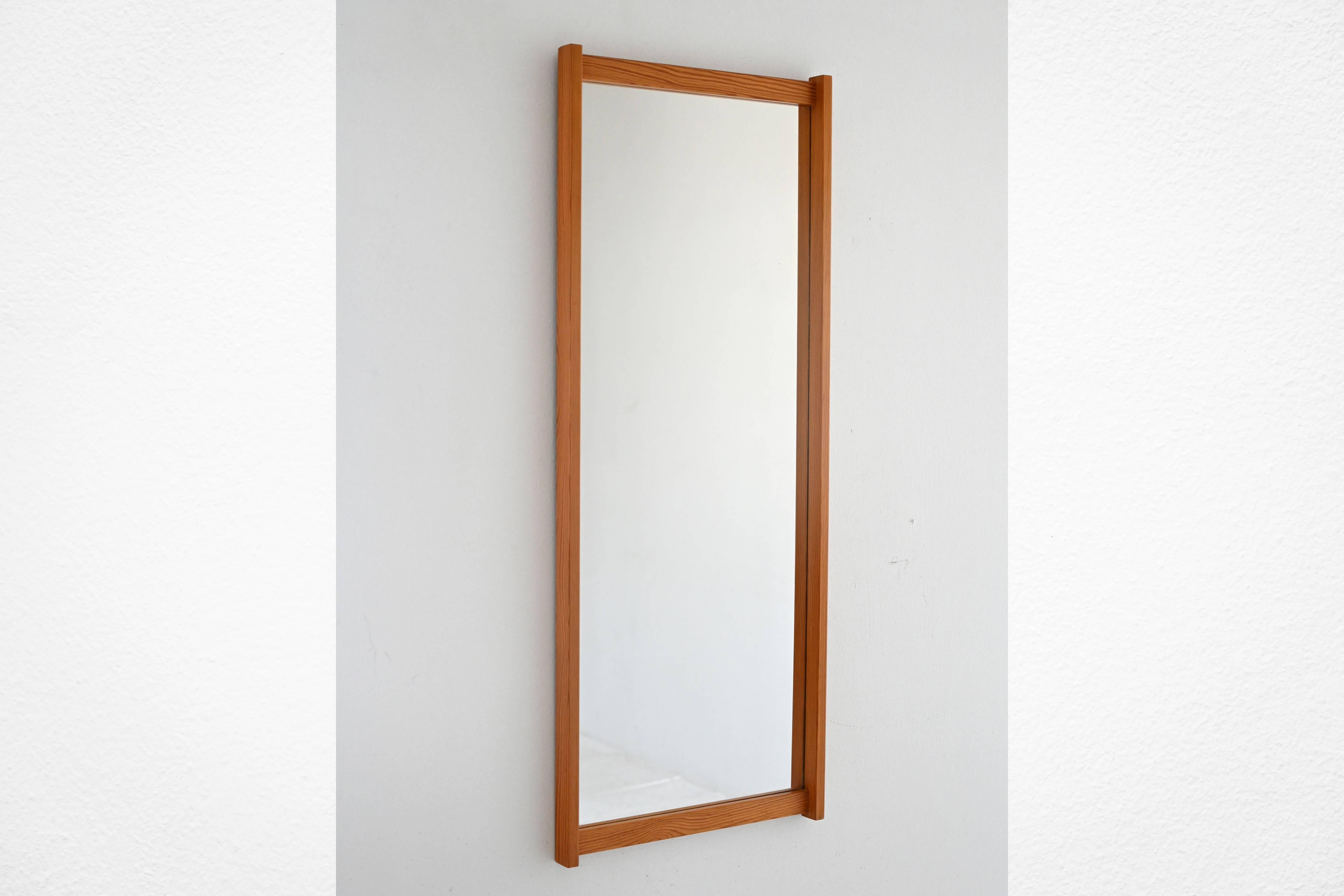 Specchio rettangolare con struttura in pino chiaro e etichetta originale. Design semplice e sobrio tipico del modernismo nordico.

Specchio svedese vintage risalente agli anni ’60, con cornice in pino dal tono caldo e naturale. Il design lineare e
