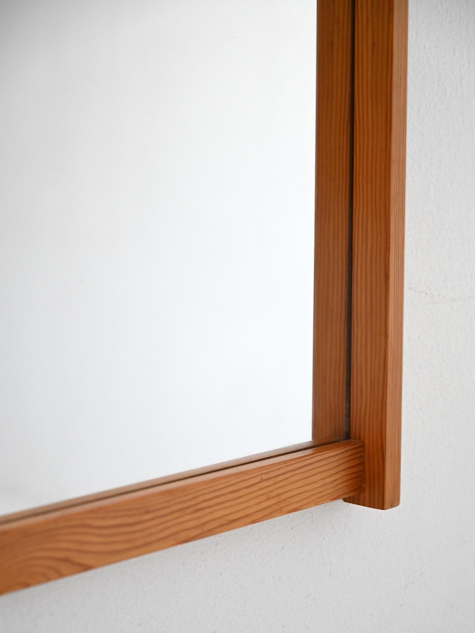 Specchio scandinavo vintage anni 60 in pino (Skandinavische Moderne) im Angebot