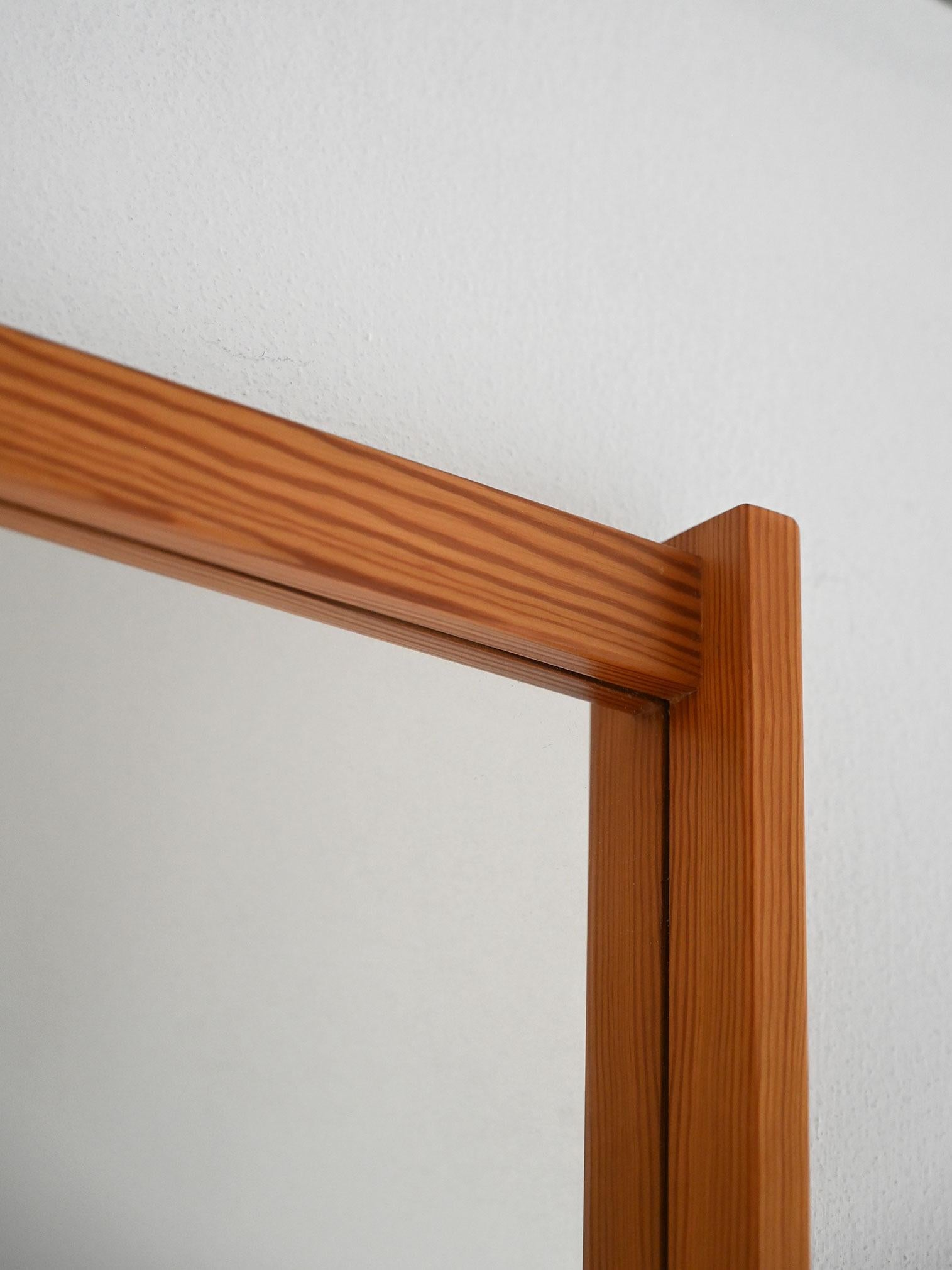 Specchio scandinavo vintage anni 60 in pino (Swedish) im Angebot