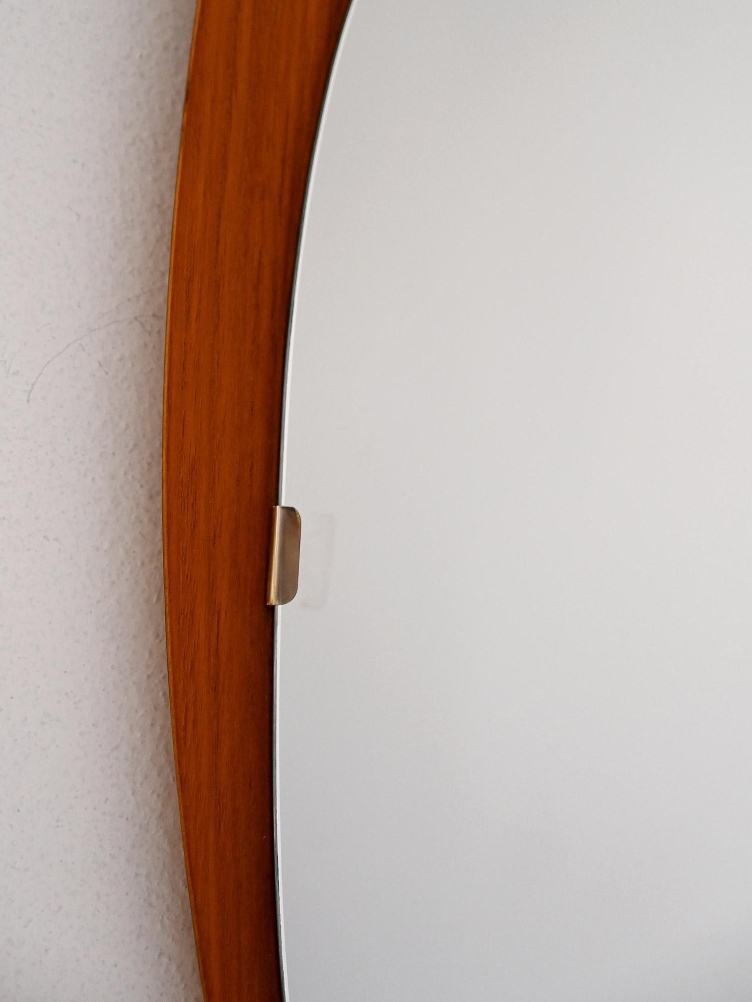 Scandinave moderne Miroir scandinave de forme libre en teck vintage des années 1960 en vente