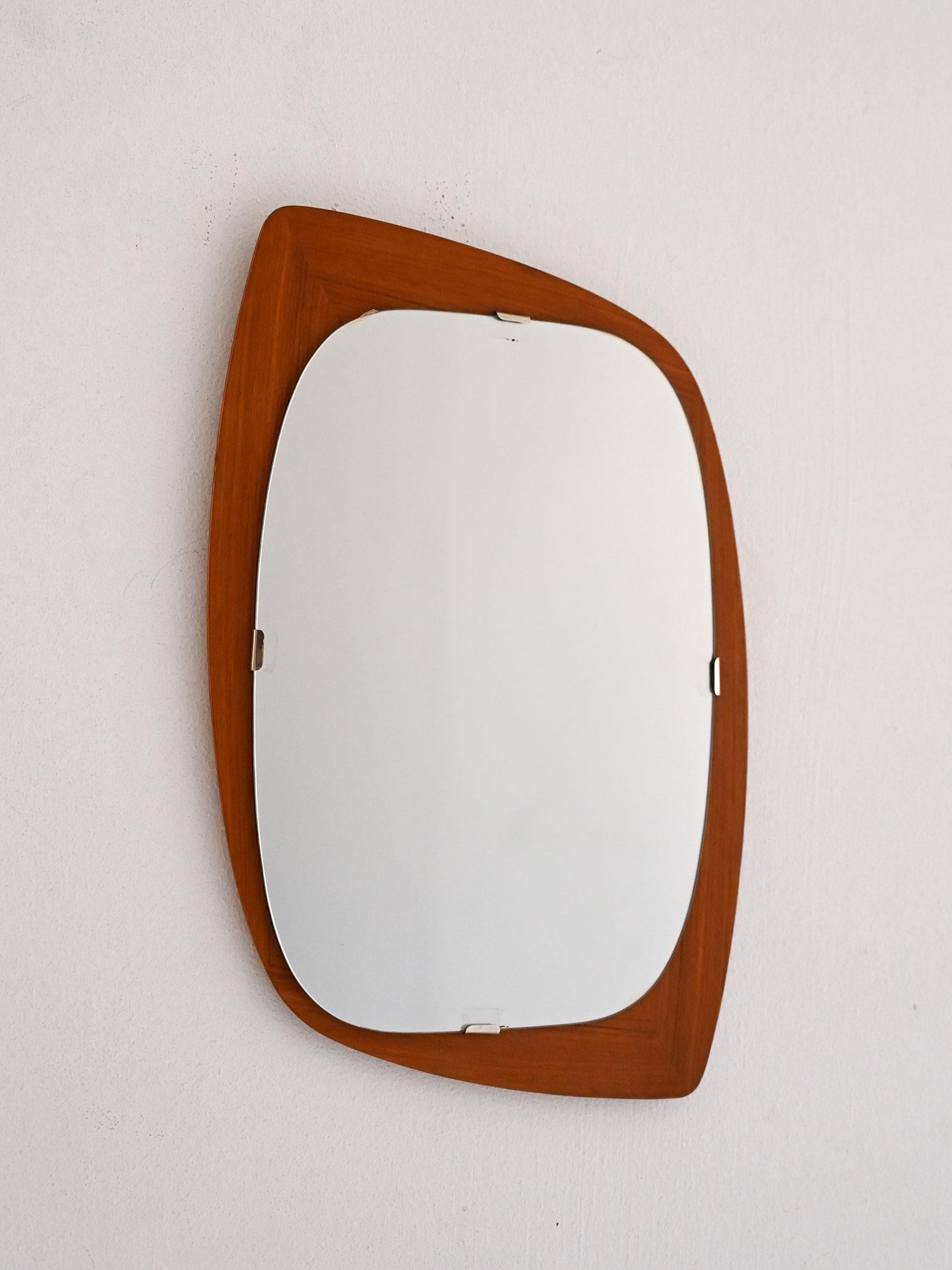 Miroir scandinave de forme libre en teck vintage des années 1960 Bon état - En vente à Brescia, IT