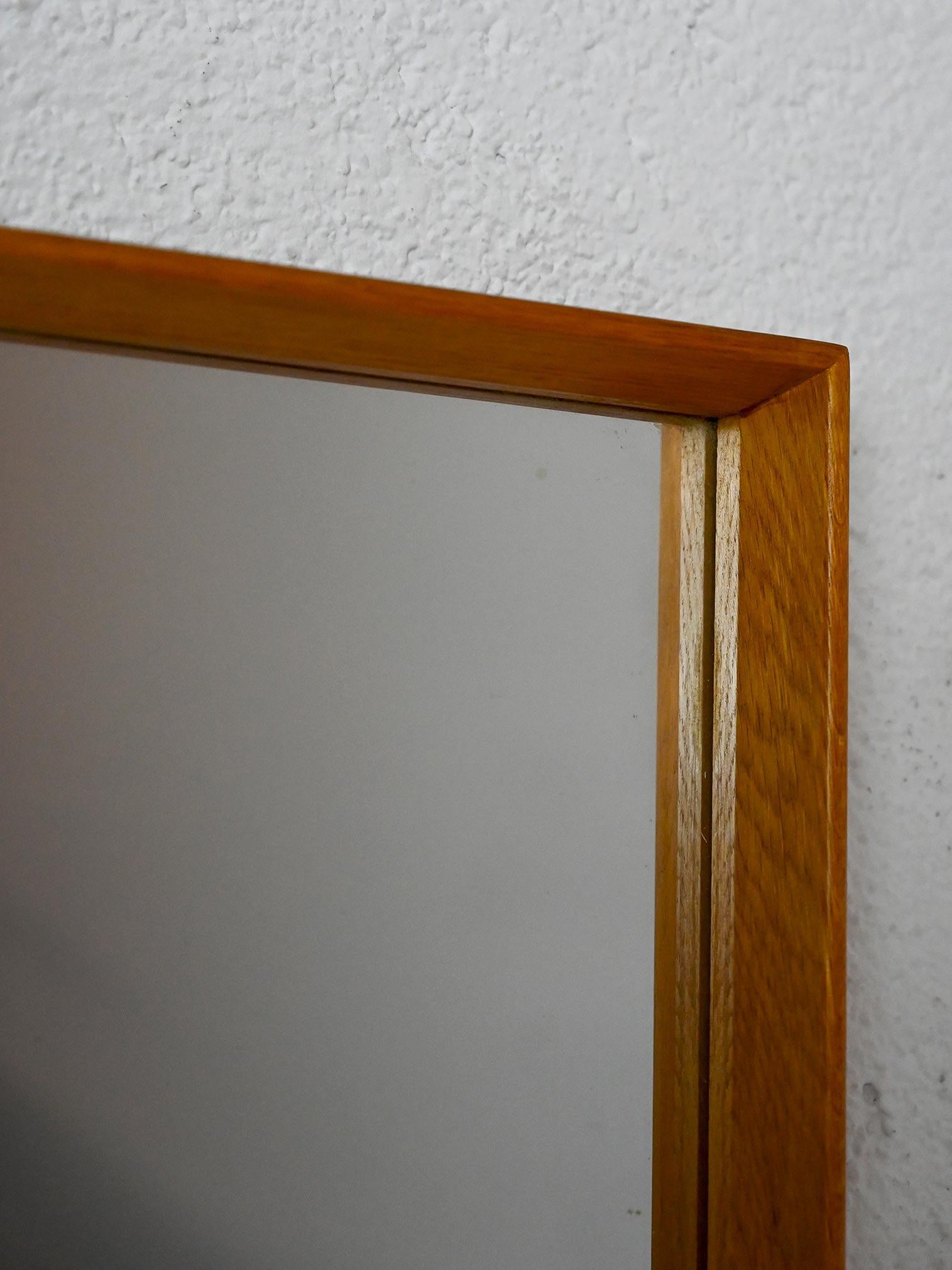 Miroir scandinave vintage avec cadre en bois naturel. Un design essentiel et des proportions équilibrées, typiques du style nordique.

Des lignes épurées et des matériaux naturels caractérisent ce miroir scandinave vintage. Le cadre fin en bois