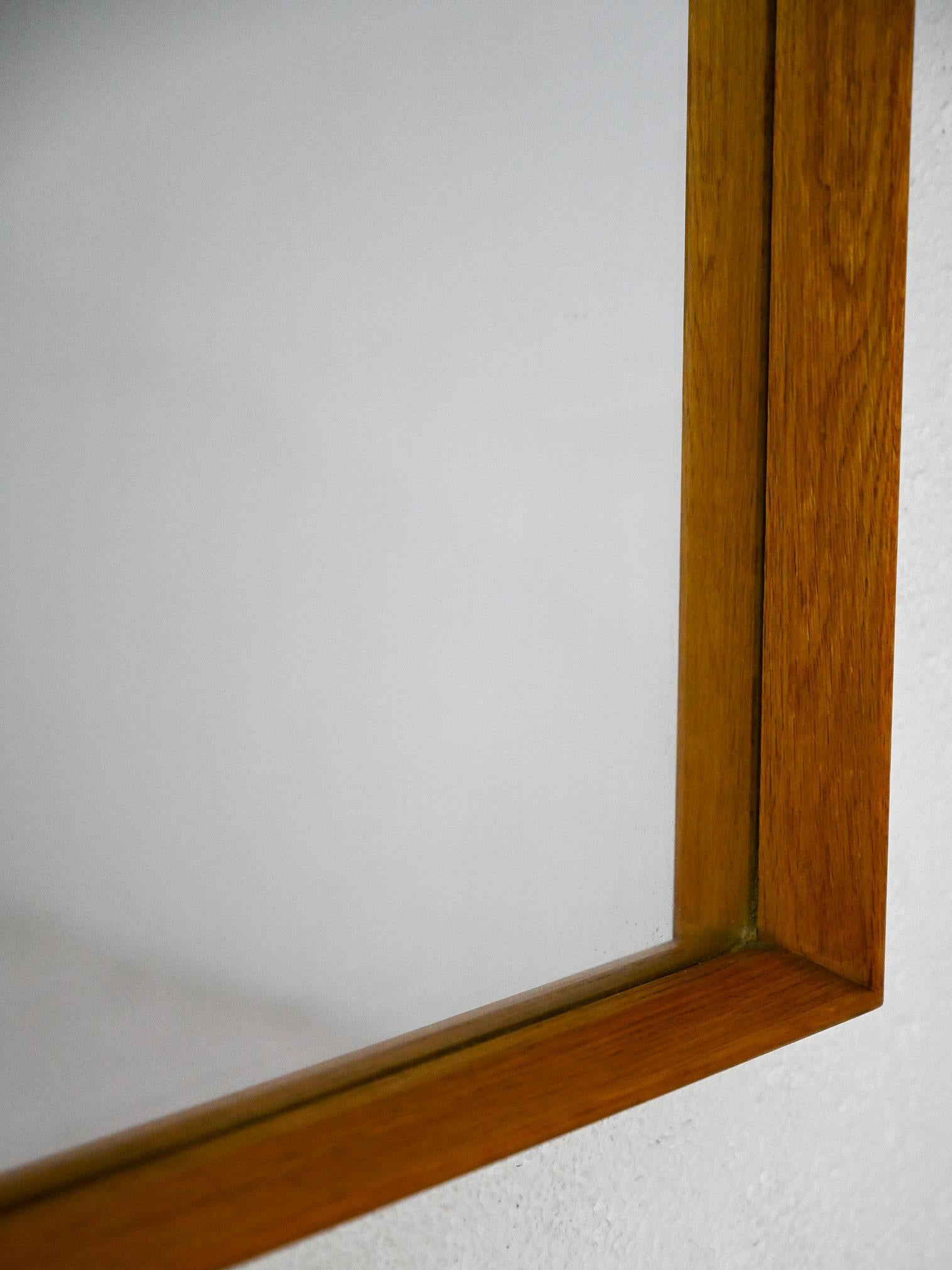 Scandinave moderne Miroir scandinave vintage avec cadre en bois en vente