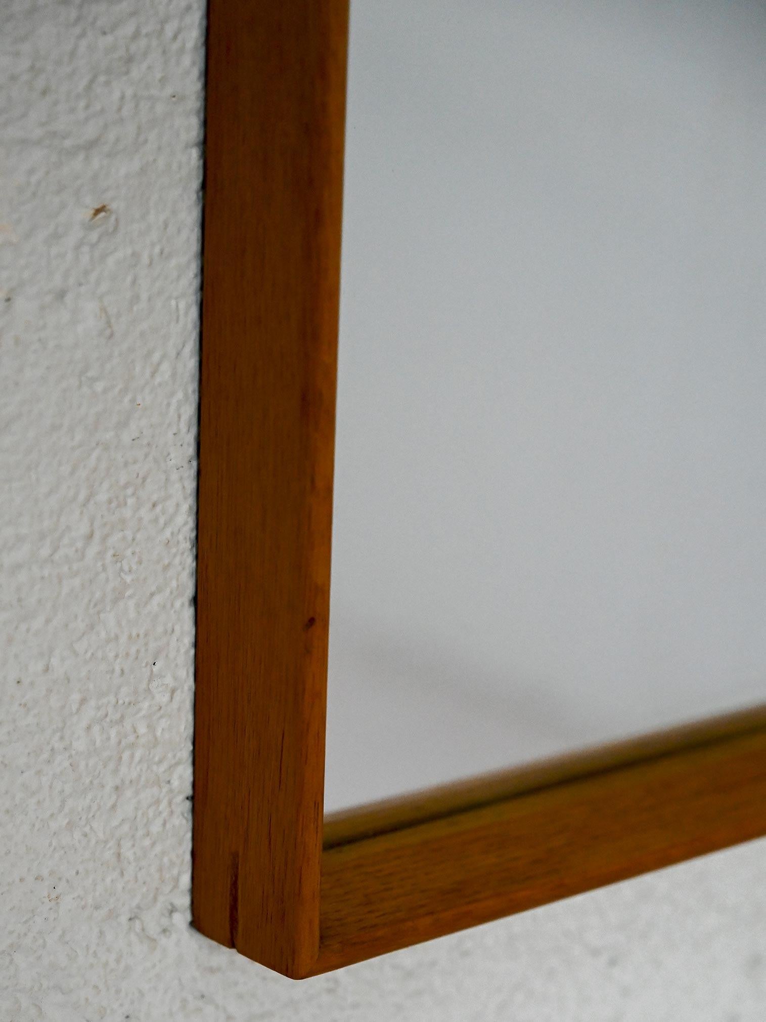 Scandinavian Miroir scandinave vintage avec cadre en bois en vente