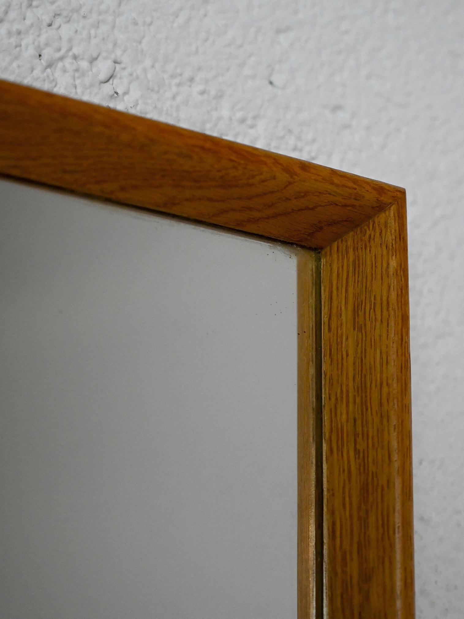 Miroir Evy des années 1960, fabriqué par AB Glas & Trä. Cadre en teck au design scandinave essentiel et aux détails raffinés.

Miroir modèle Evy, fabriqué dans les années 1960 par la société suédoise AB Glas & Trä. Le cadre en teck, aux lignes