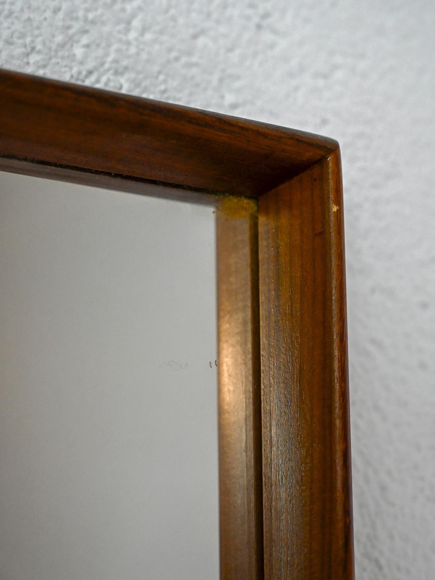 Miroir scandinave des années 1950 avec cadre en teck, fabriqué par Nybro Verken, Suède. Un design essentiel et raffiné.

Des lignes épurées et des matériaux de qualité caractérisent ce miroir scandinave des années 1950, fabriqué par Nybro Verken,