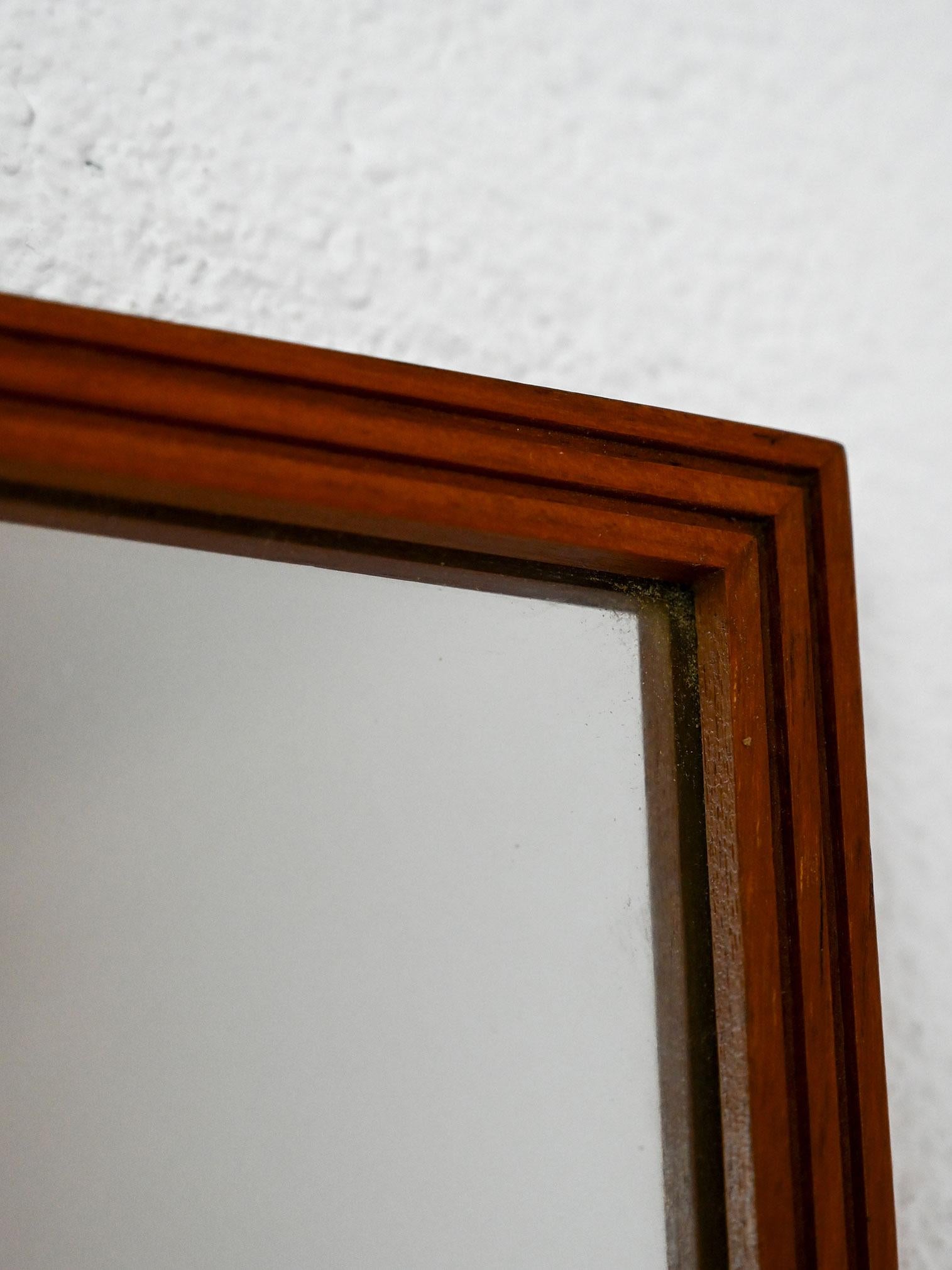 Specchio scandinavo degli anni '50 con cornice in teak, prodotto da AB Nybrofabriken, Fröseke, Svezia. Linee essenziali e finiture raffinate.

Proporzioni equilibrate e materiali pregiati caratterizzano questo specchio scandinavo degli anni '50,