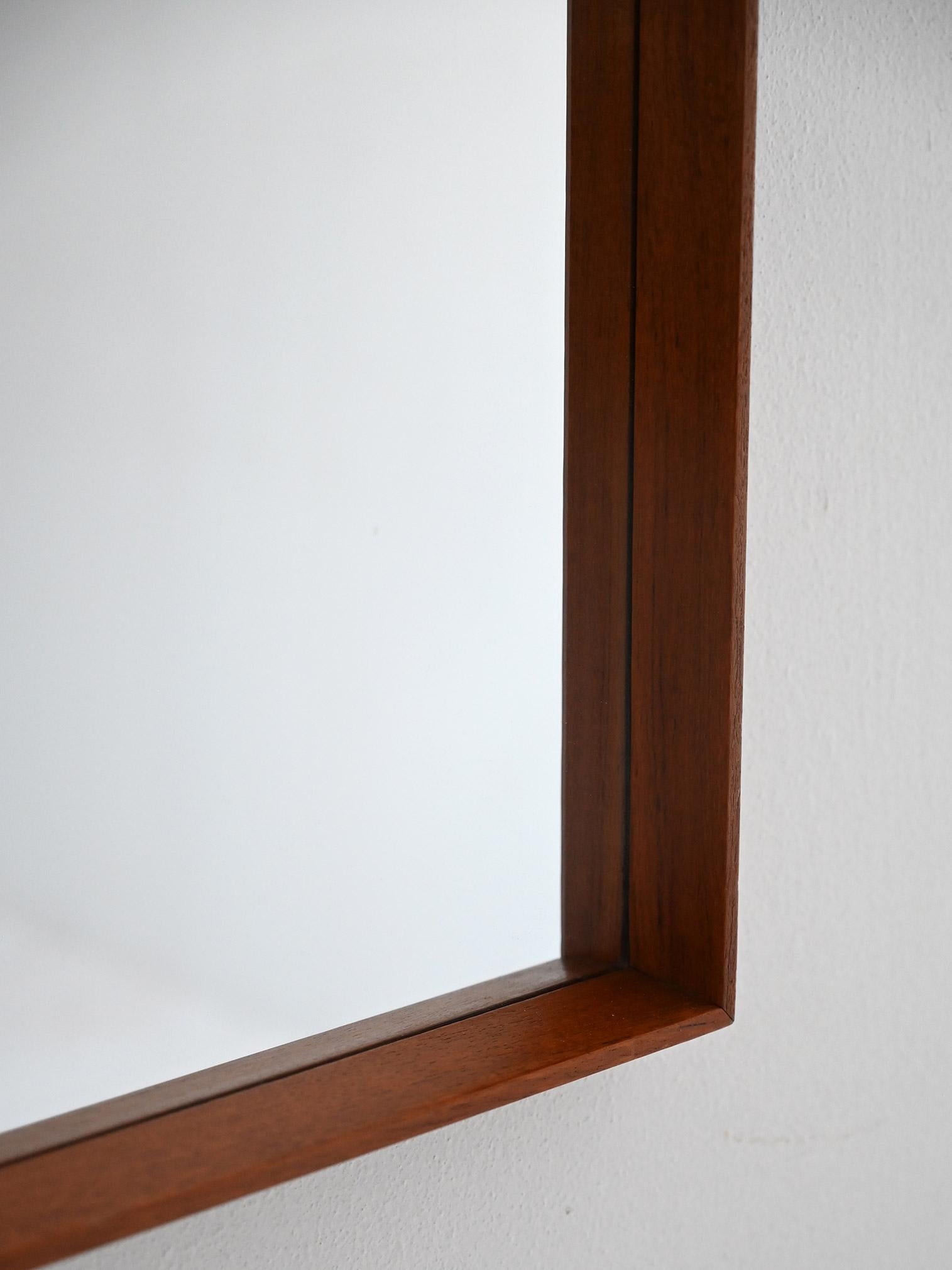 Espejo de pared con marco rectangular de teca y diseño esencial de finales de los años 60.

Espejo vintage de fabricación escandinava que data de finales de la década de 1960. El marco rectangular de teca tiene esquinas suavemente redondeadas y una