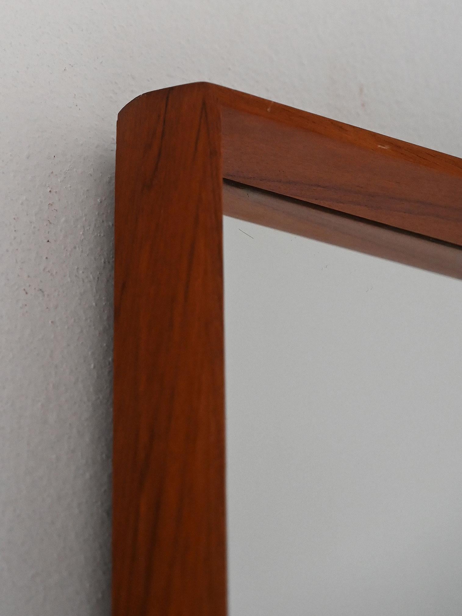 Espejo rectangular escandinavo vintage de teca de los años 60 Scandinavian en venta