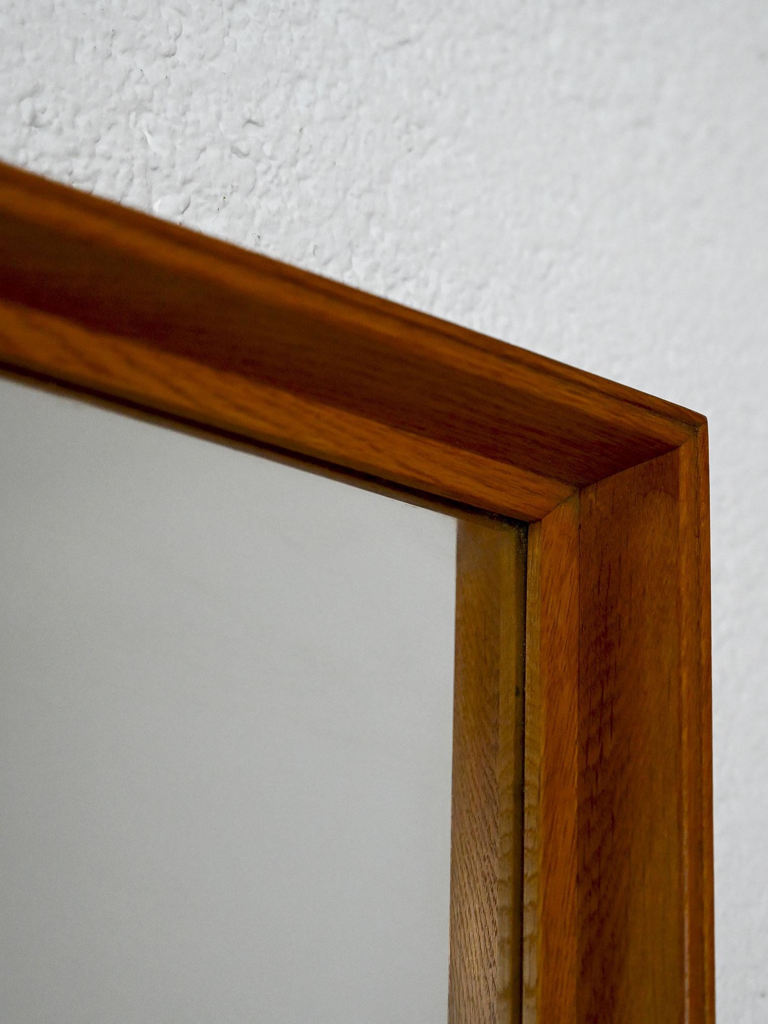 Miroir scandinave du milieu du 20e siècle avec cadre en teck. Lignes épurées et proportions essentielles, typiques du design nordique.

Géométries strictes et matériaux nobles caractérisent ce miroir scandinave du milieu du XXe siècle. Le cadre en
