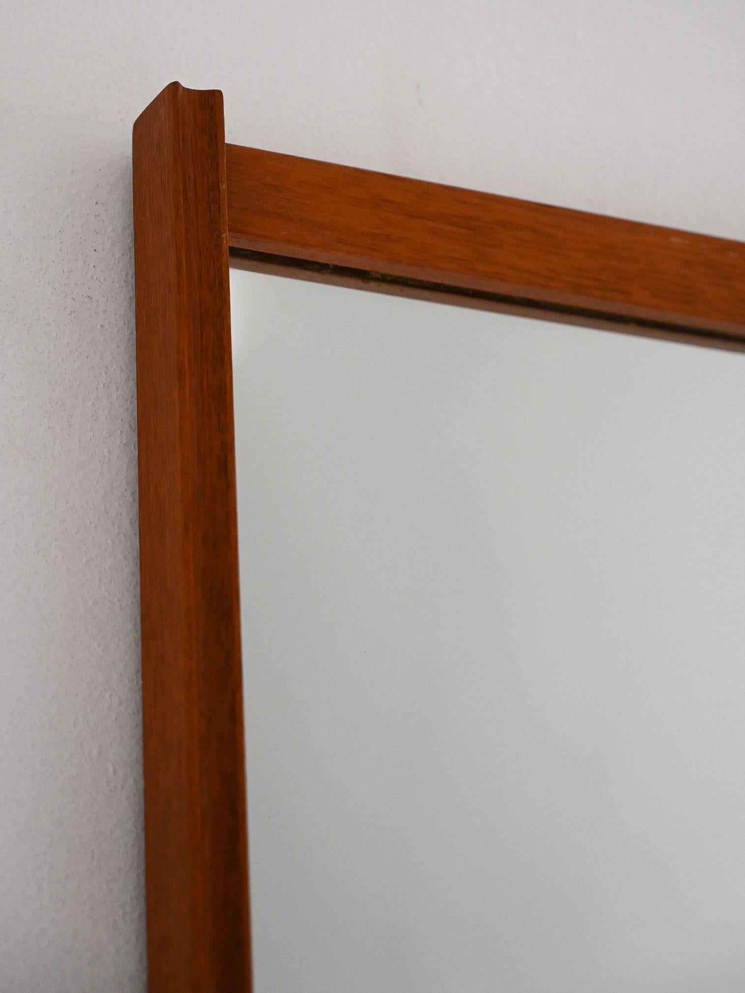 Scandinavian Miroir scandinave vintage en teck rainuré en vente