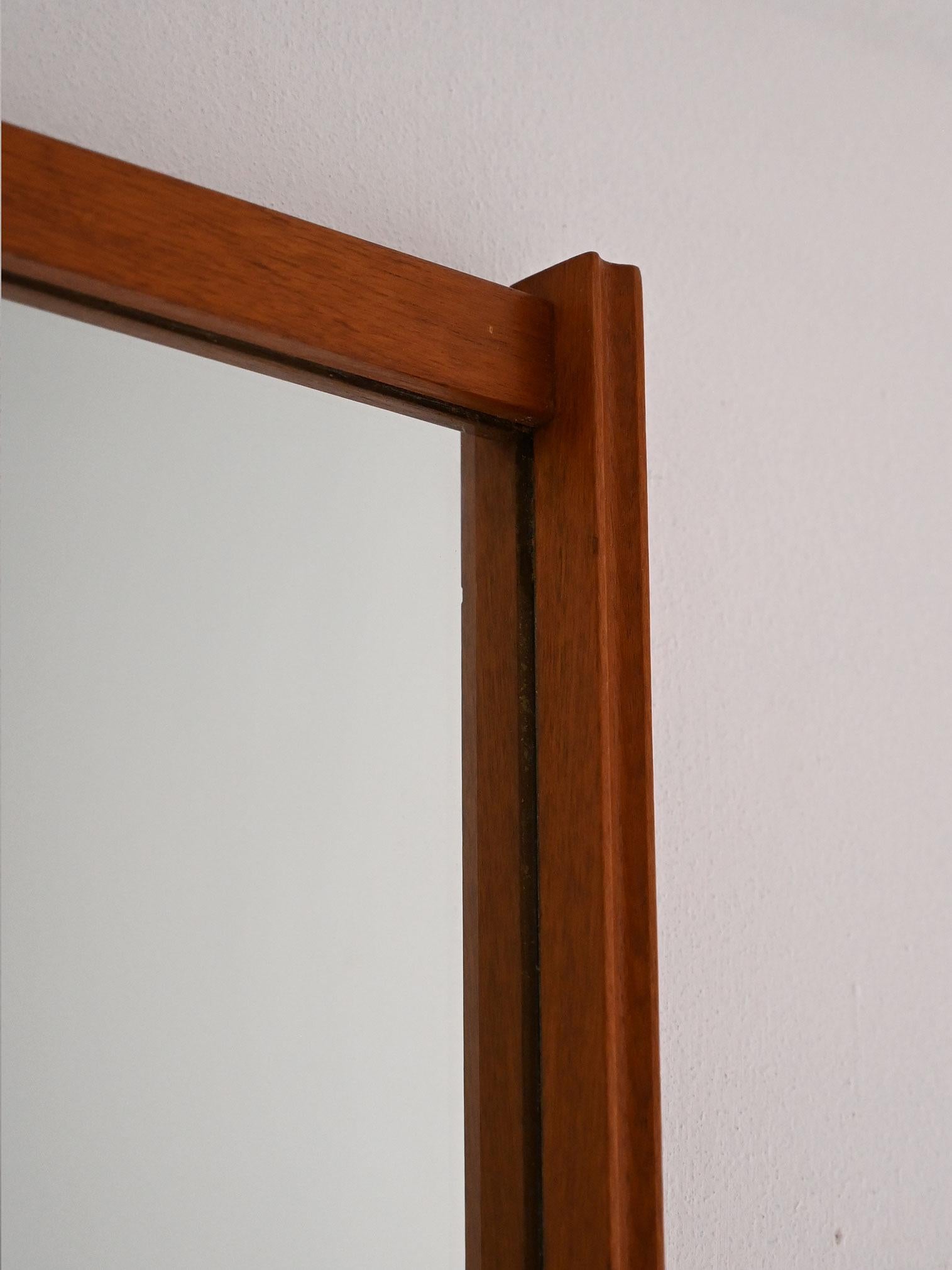 Miroir scandinave vintage en teck rainuré Bon état - En vente à Brescia, IT
