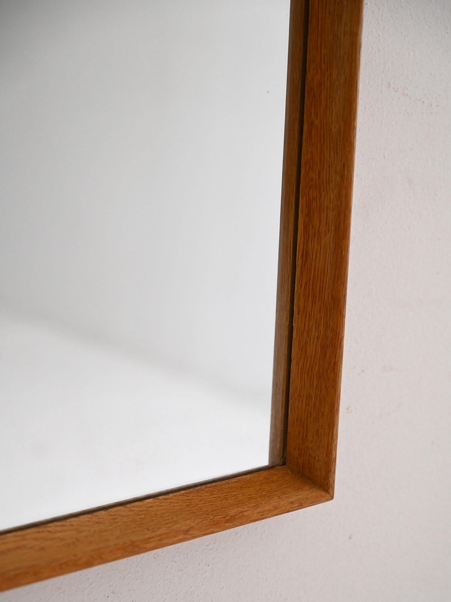 Miroir rectangulaire avec cadre en chêne gaufré, design essentiel de l'école nordique des années 1960.

Miroir mural de fabrication scandinave, datant des années 1960. La structure rectangulaire est définie par un cadre en chêne avec un bord en