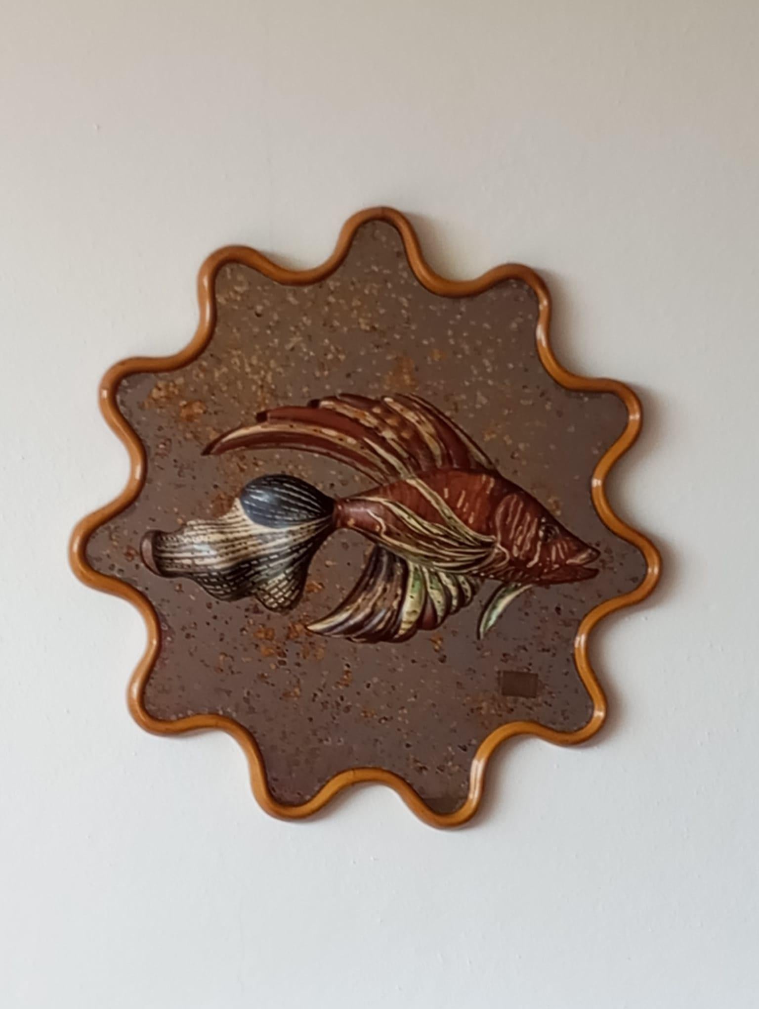 Künstlerischer Spiegel signiert Mauro Pieroni (Florenz). Es ist ein ganz besonderes dekoratives Stück.
Die Skulptur stellt einen Fisch in Relief auf einem verspiegelten Hintergrund dar, mit einem geformten Rahmen
Der Rahmen verläuft wellenförmig,