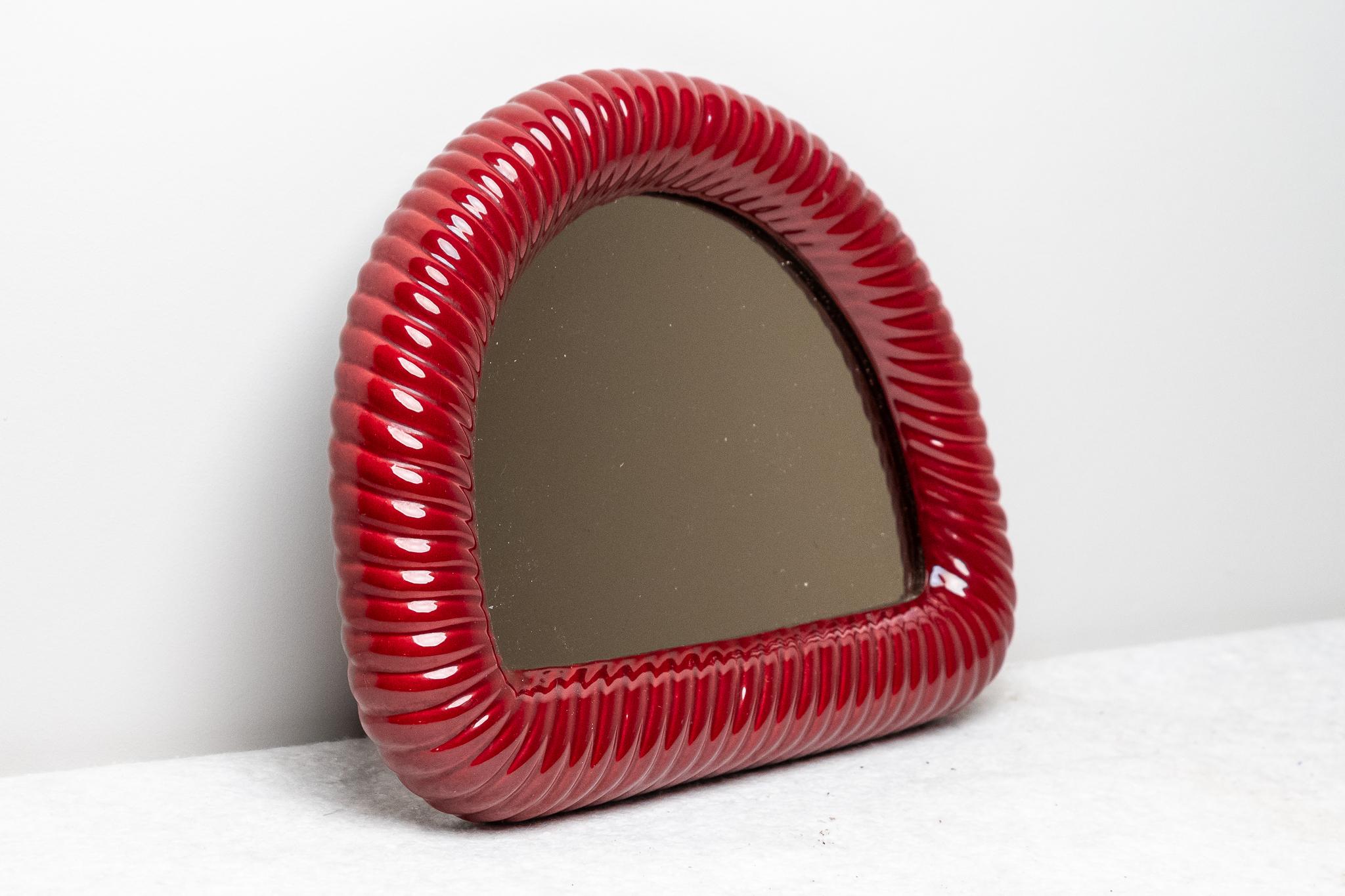 Segmentierter Spiegel im Stil von Tommaso Barbi, Made in Italy, 1970er Jahre.  
Eleganter segmentierter Spiegel mit gedrehtem Rand aus dunkelroter Keramik. Wenn Sie den Spiegel abnehmen, können Sie ihn auch als Fotorahmen verwenden.
Es ist alles