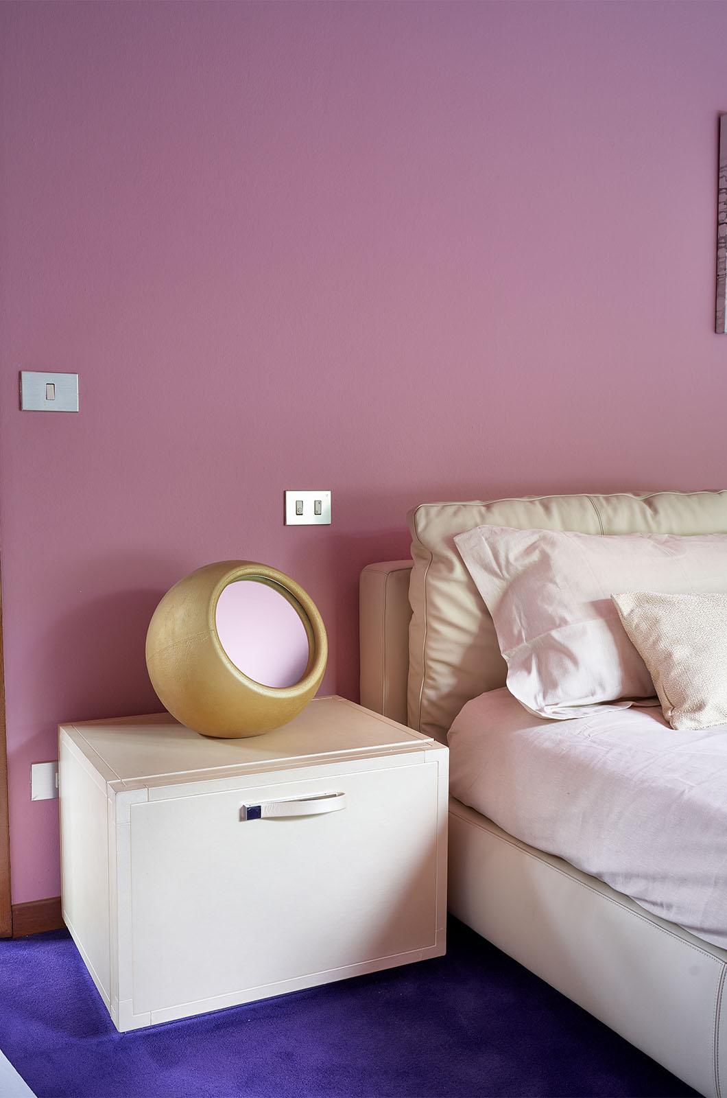 Round mirror designed by Piero Gilardi for Gufram in 1972. It has an internal rocker mechanism that enables it to always return to its original position if bumped. Made of polyurethane painted in the golden Guflac color. Unique piece, discontinued.