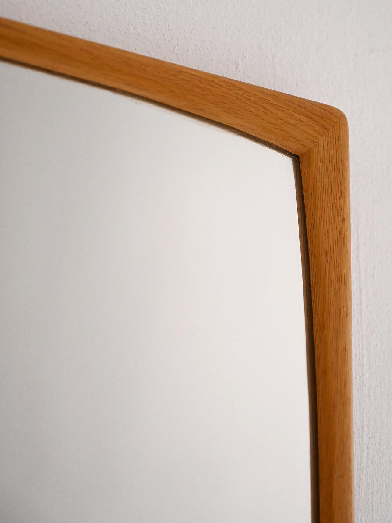 Miroir vintage des années 1960, modèle Sylvia de Fröseke. Cadre en chêne naturel avec étiquette d'origine au dos.

Miroir mural fabriqué par Fröseke en Suède dans les années 1960, modèle 
