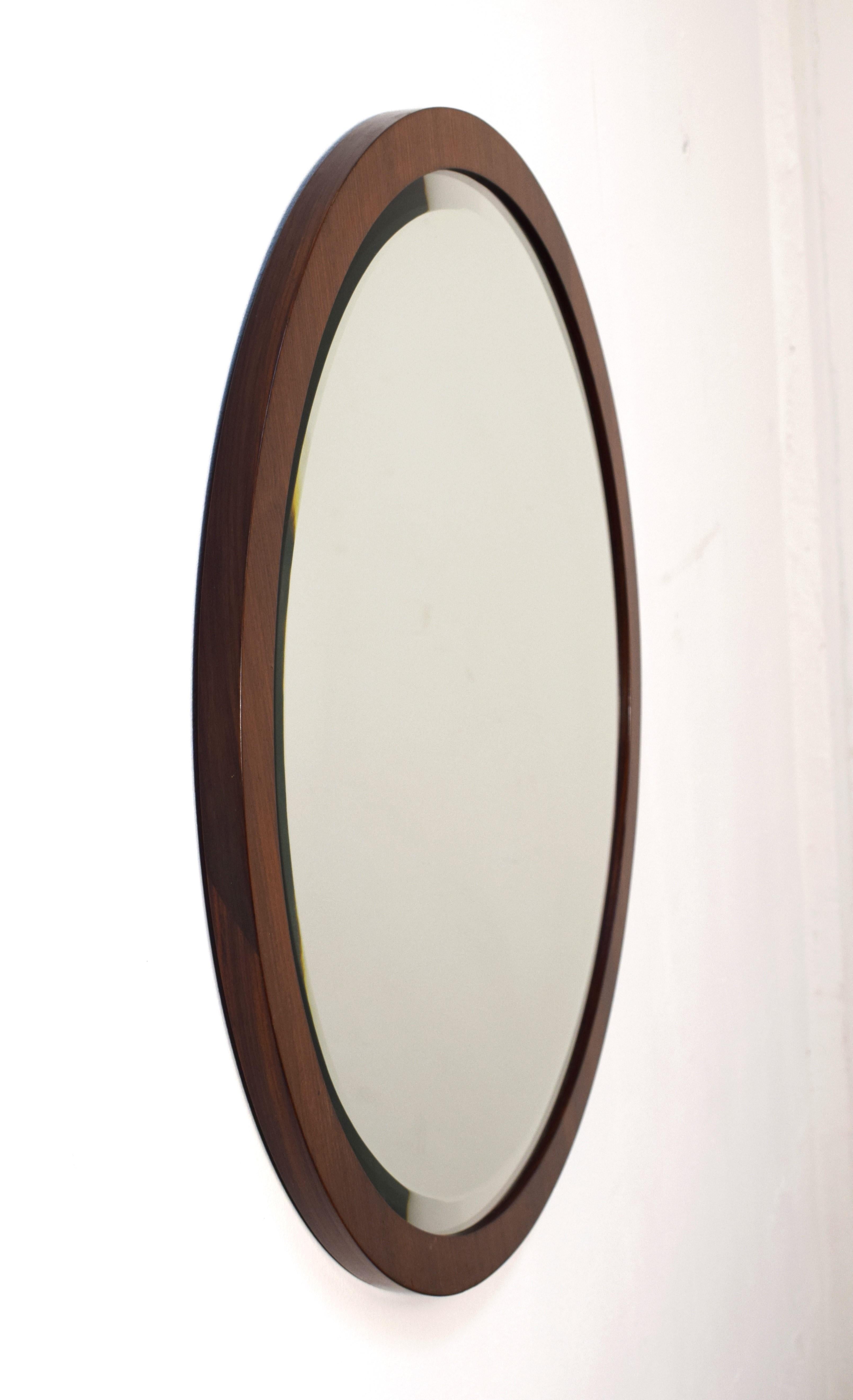 Specchio circolare con cornice in legno, produzione italiana degli anni '50.
Ottime condizioni, assenza di difetti, vedere foto.
Dimensioni: D= 70 cm; P= 2 cm.
Si garantisce imballaggio professionale e spedizione sicura in tutto il mondo.