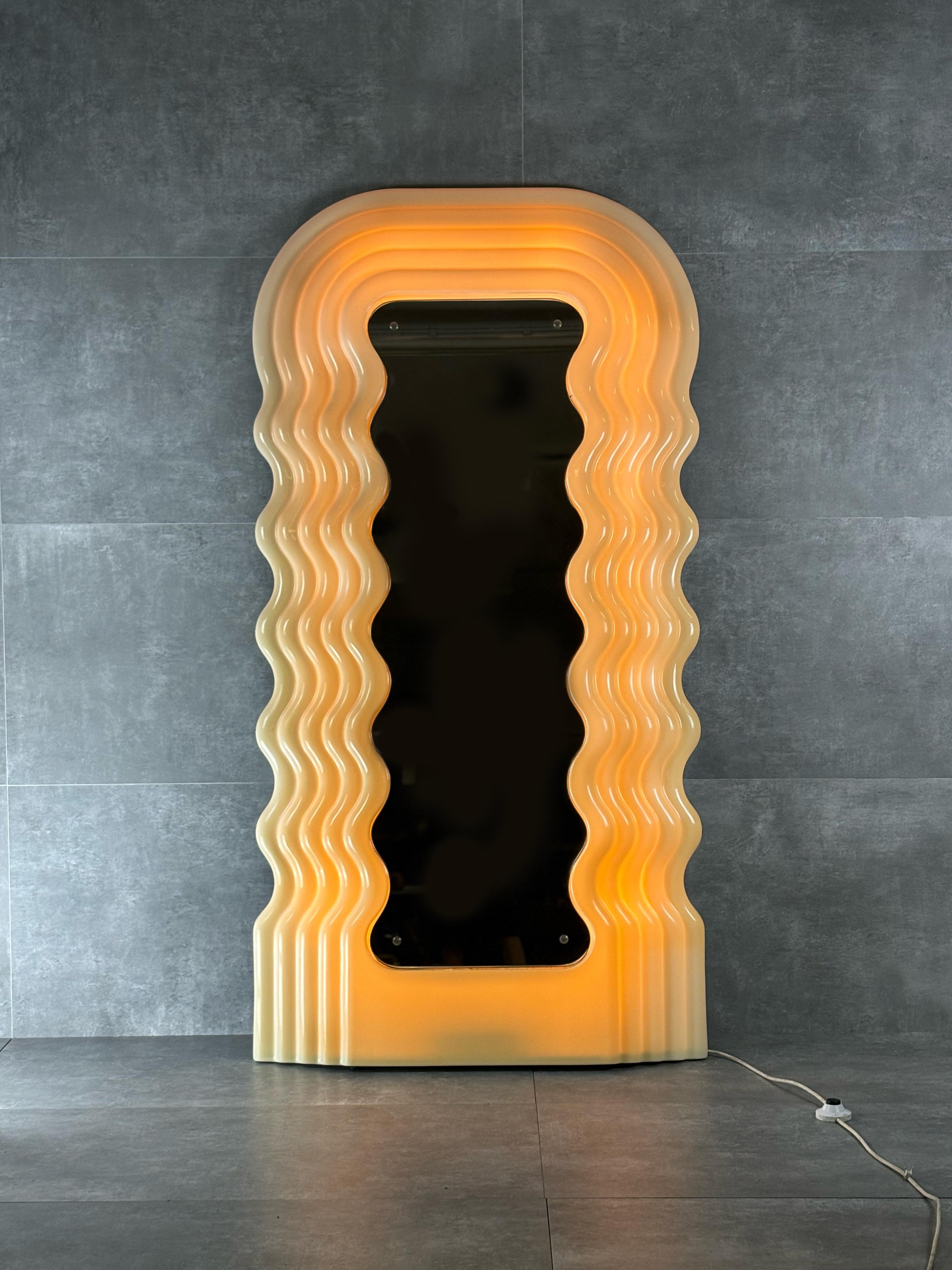 Lighted mirror mod. Ultrafragola by Ettore Sottsass for Poltronova, 1970s.
This mirror belongs to the first editions produced by the company, much rarer and more exclusive.
Perspex frame, mirror, cable with switch to turn on