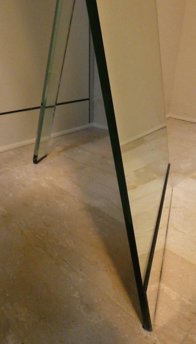 Specchio verticale in vetro curvo obliquo di Massimo Morozzi per Fiam, anni '80 in vendita 3