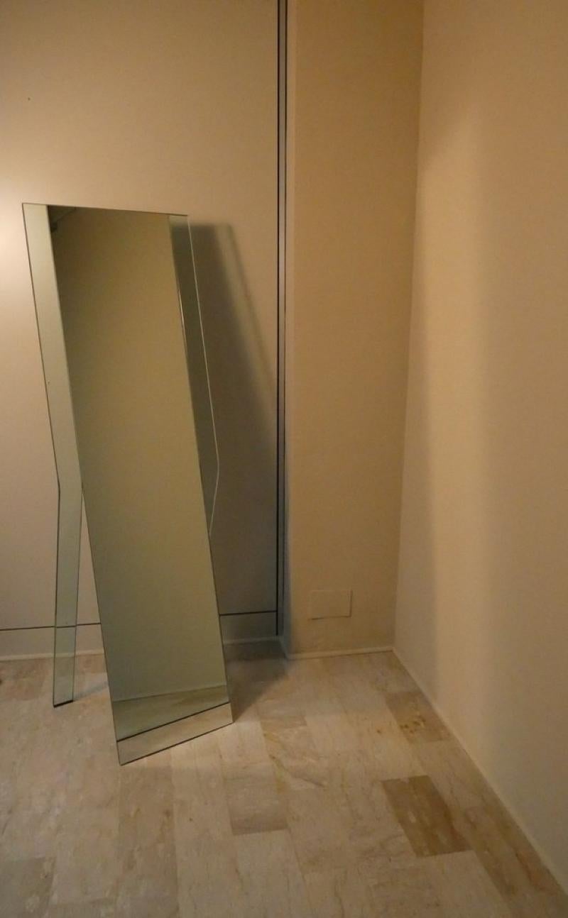 Obliquo è uno specchio prodotto da Fiam alla fine degli anni '80... elegante e minimalista si adatta ad ogni ambiente senza appesantirlo.
Lo specchio da 8 mm di spessore è perfettamente inserito in una struttura in cristallo curvato, con spessore da