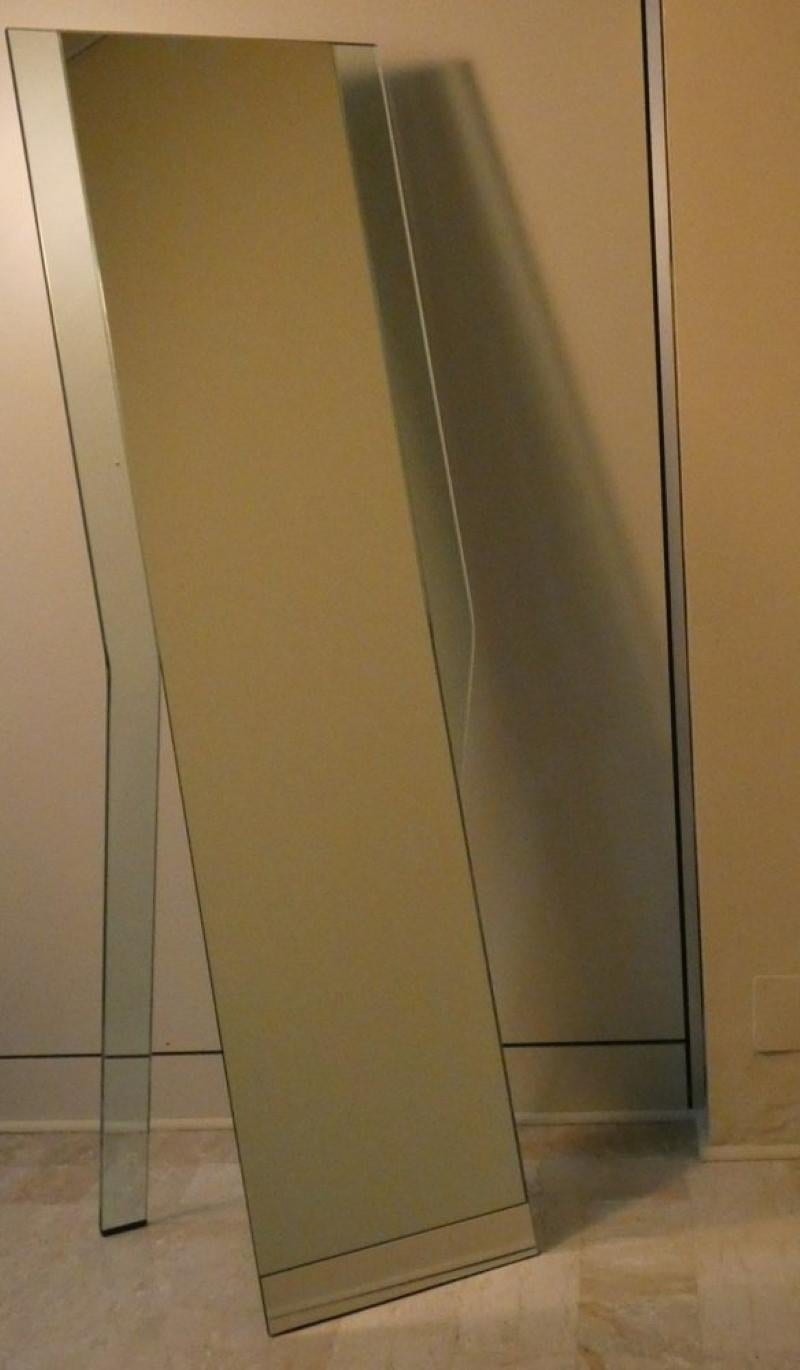 Fatto a mano Specchio verticale in vetro curvo obliquo di Massimo Morozzi per Fiam, anni '80 in vendita