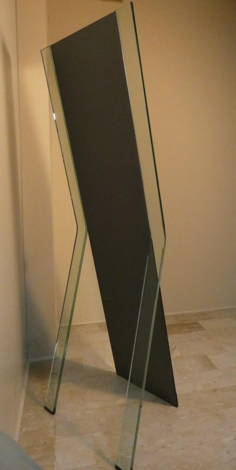 Specchio verticale in vetro curvo obliquo di Massimo Morozzi per Fiam, anni '80 In condizioni ottime in vendita a modena, Emilia-Romagna