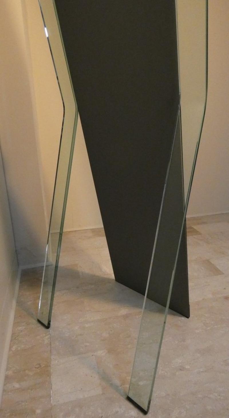 Late 20th Century Specchio verticale in vetro curvo obliquo di Massimo Morozzi per Fiam, anni '80 in vendita