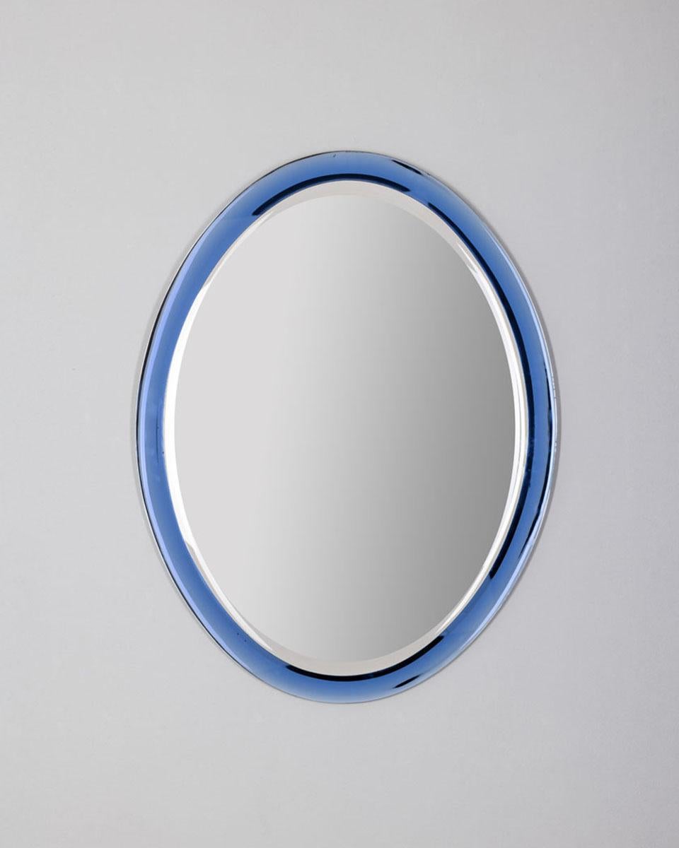 Miroir mural ovale avec cadre en cristal bleu, conçu par Antonio Lupi pour Cristal Luxor, années 1970.

CONDITION :
En bon état, peut présenter des signes d'usure dus au temps.

DIMENSIONS : 
Hauteur 86 cm ; Largeur 66 cm ; Longueur 2 cm

MATÉRIAUX