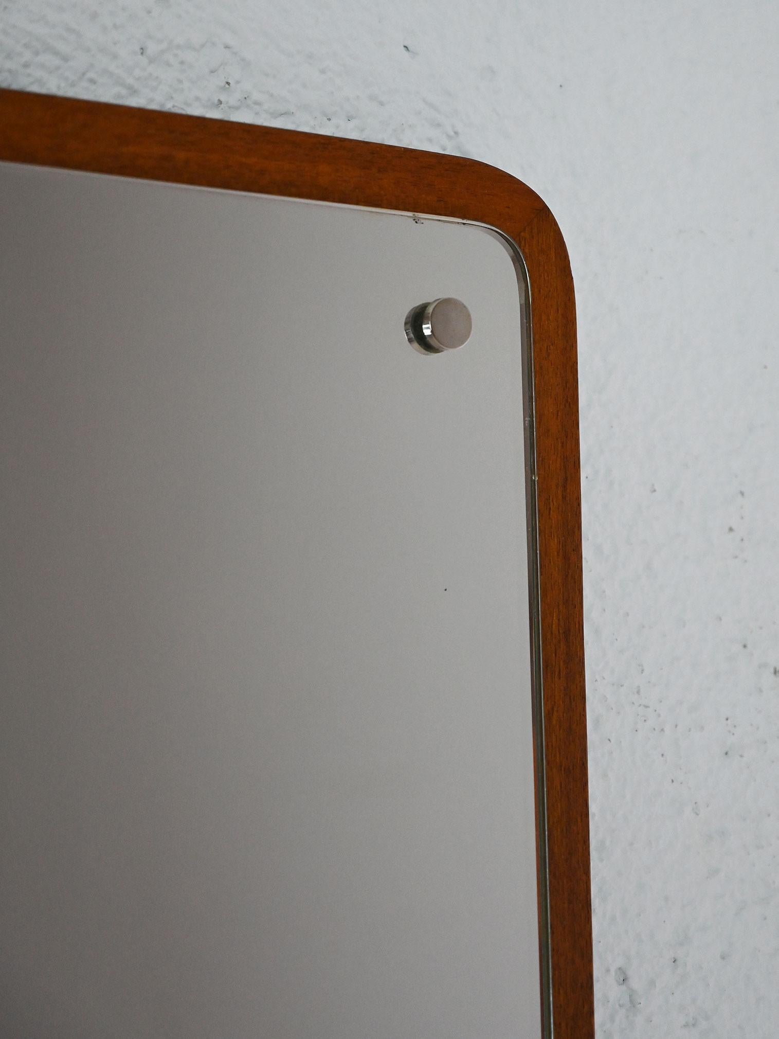 Scandinave moderne Miroir vintage avec cadre en bois en vente