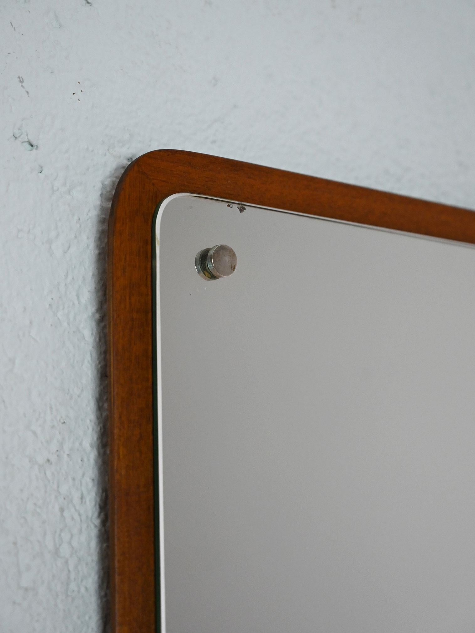 Scandinavian Miroir vintage avec cadre en bois en vente