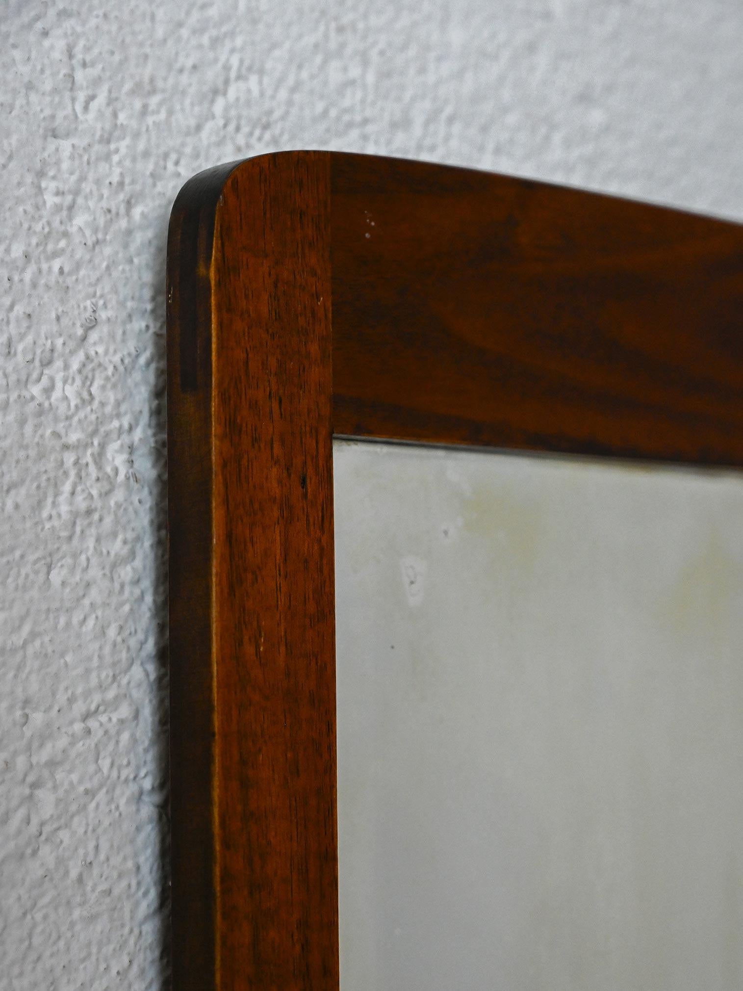 Miroir rectangulaire scandinave avec cadre en bois. Le bord supérieur du cadre est biseauté. 

Bon état. Il peut présenter des signes du temps. Veuillez prêter attention aux photographies.

AE1231B