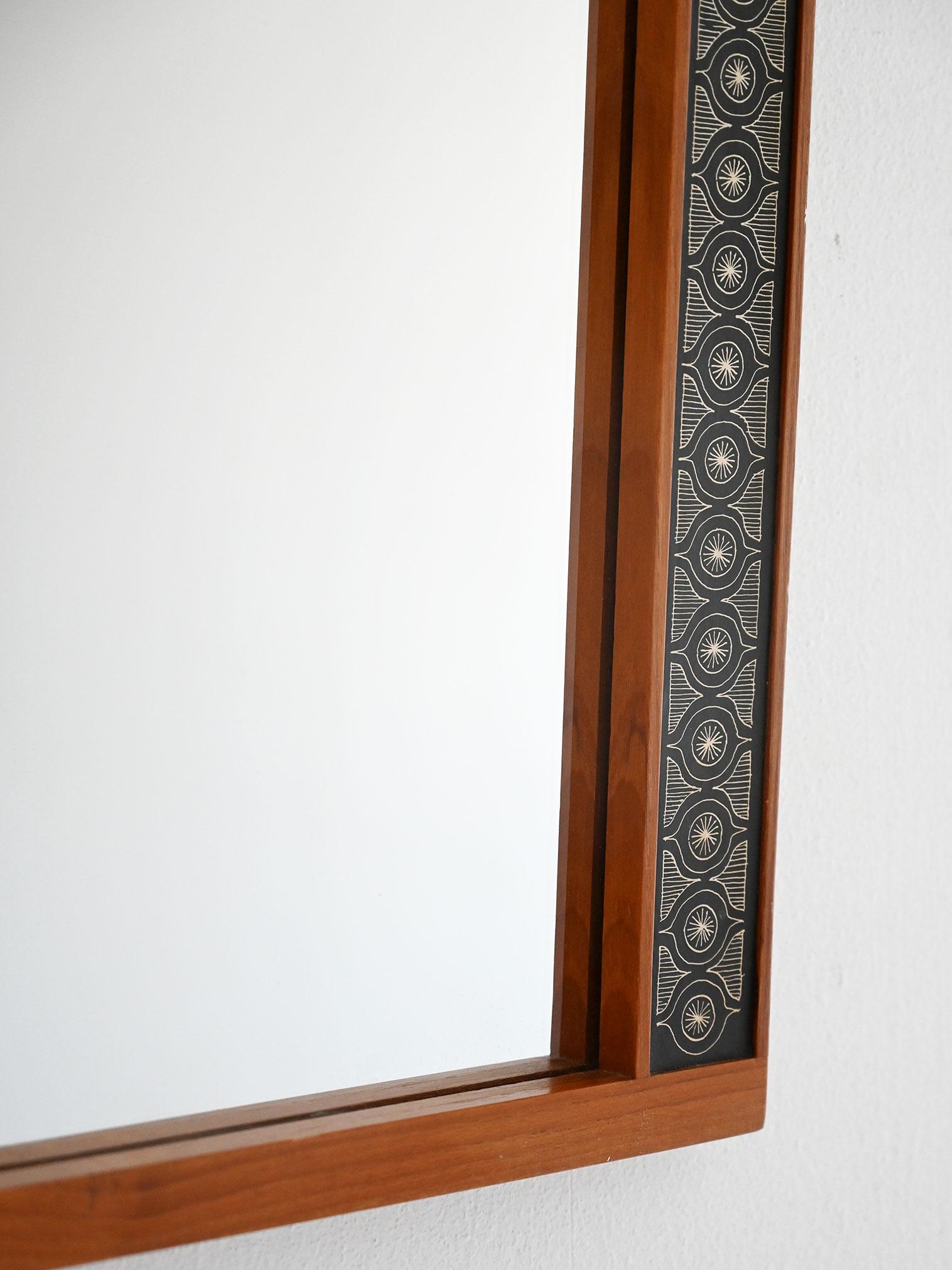 Skandinavischer Spiegel von Hans-Agne Jakobsson aus den 1960er Jahren, mit Teakholzrahmen und gravierten Motiven. Originaletikett vorhanden.

Skandinavischer Vintage-Spiegel, entworfen von Hans-Agne Jakobsson in den 1960er Jahren, mit Teakholzrahmen