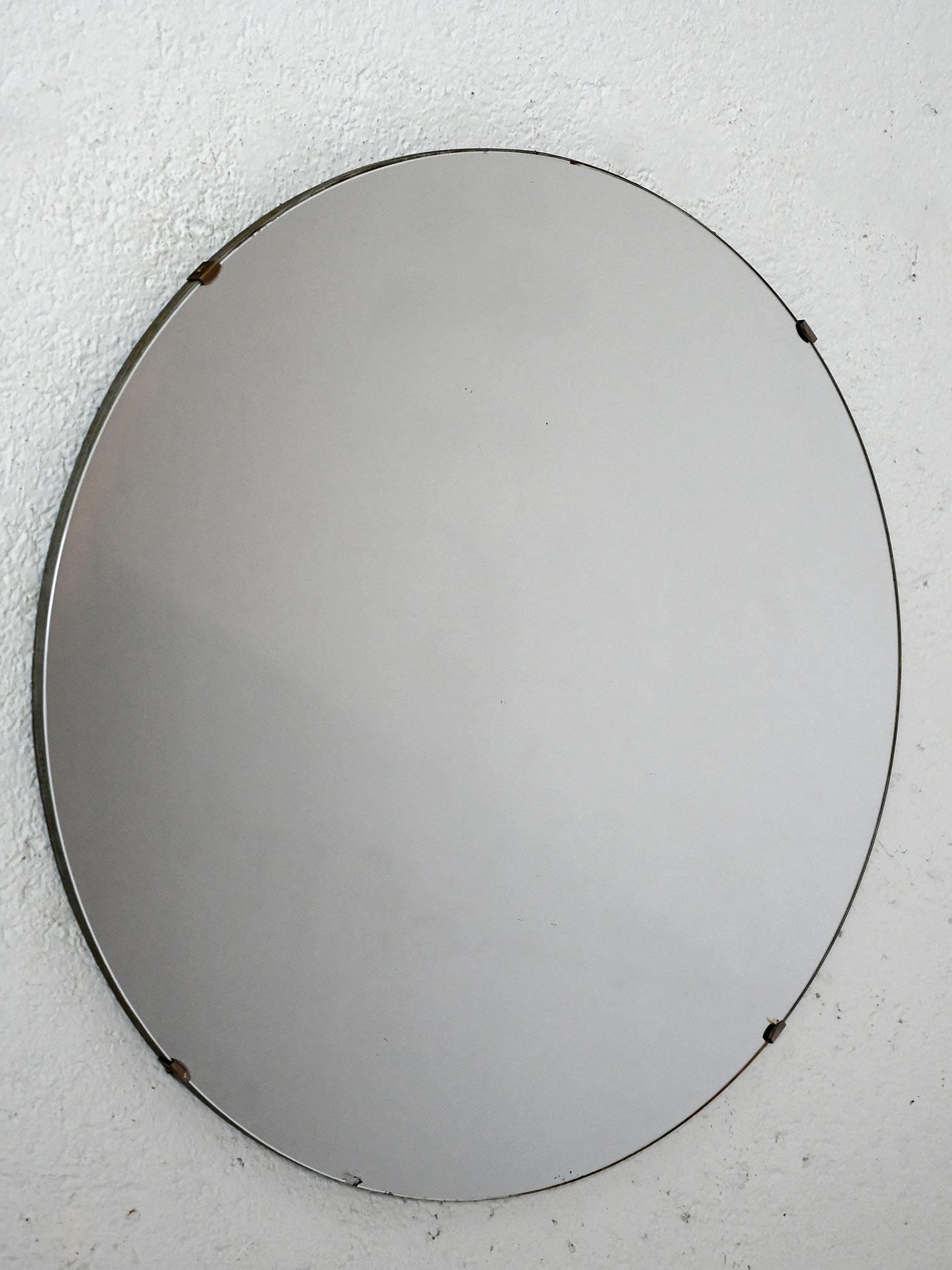 Miroir rond vintage des années 1950/60 avec cadre invisible et 60 cm de diamètre. Complet avec l'étiquette d'origine.

Ce miroir vintage des années 1950/60 présente un design essentiel avec un cadre invisible qui met en valeur la pureté de la forme.