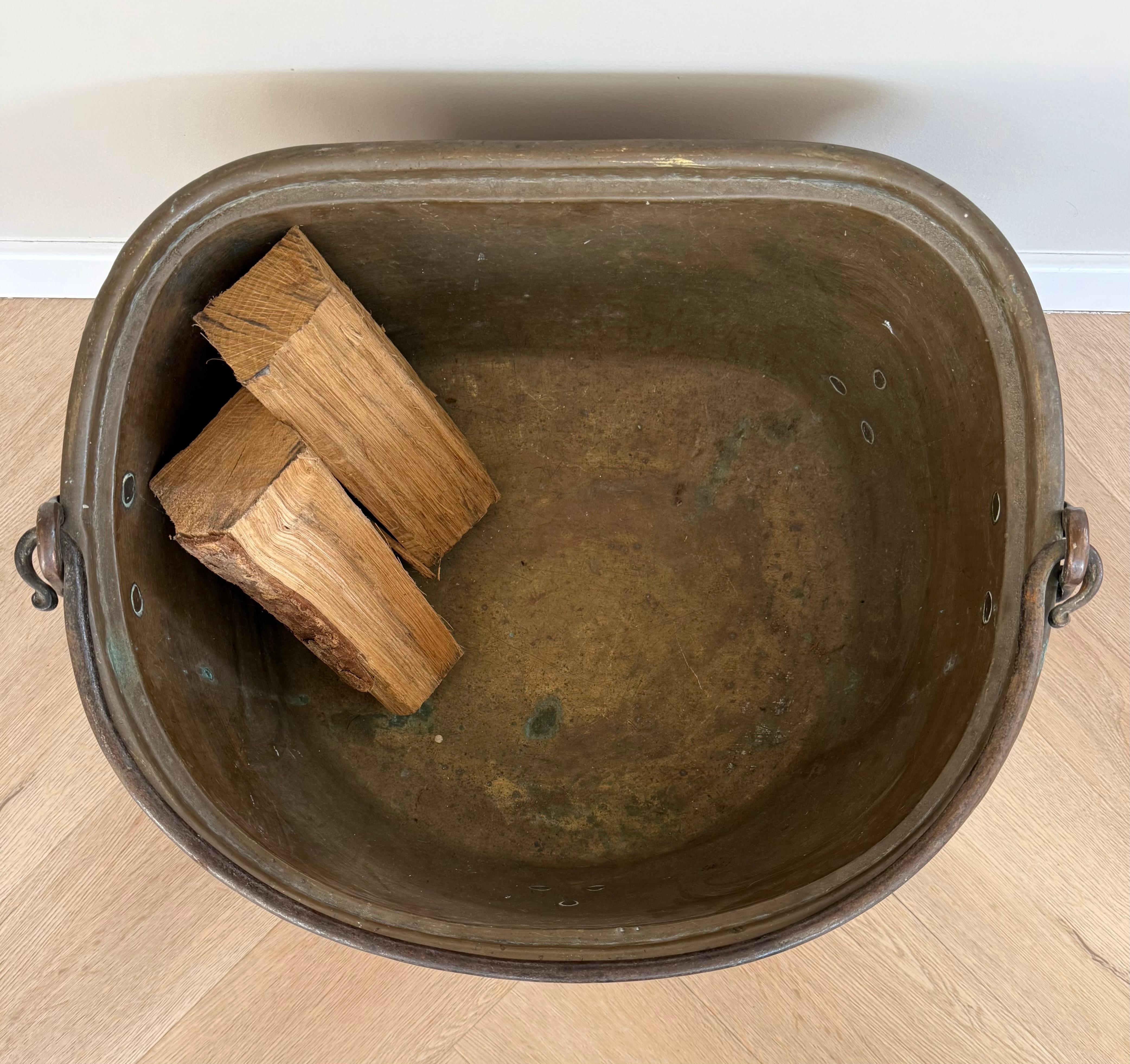 Recipiente especial para leña / cubo o cesta para leña de latón y bronce antiguos con asa en venta 3