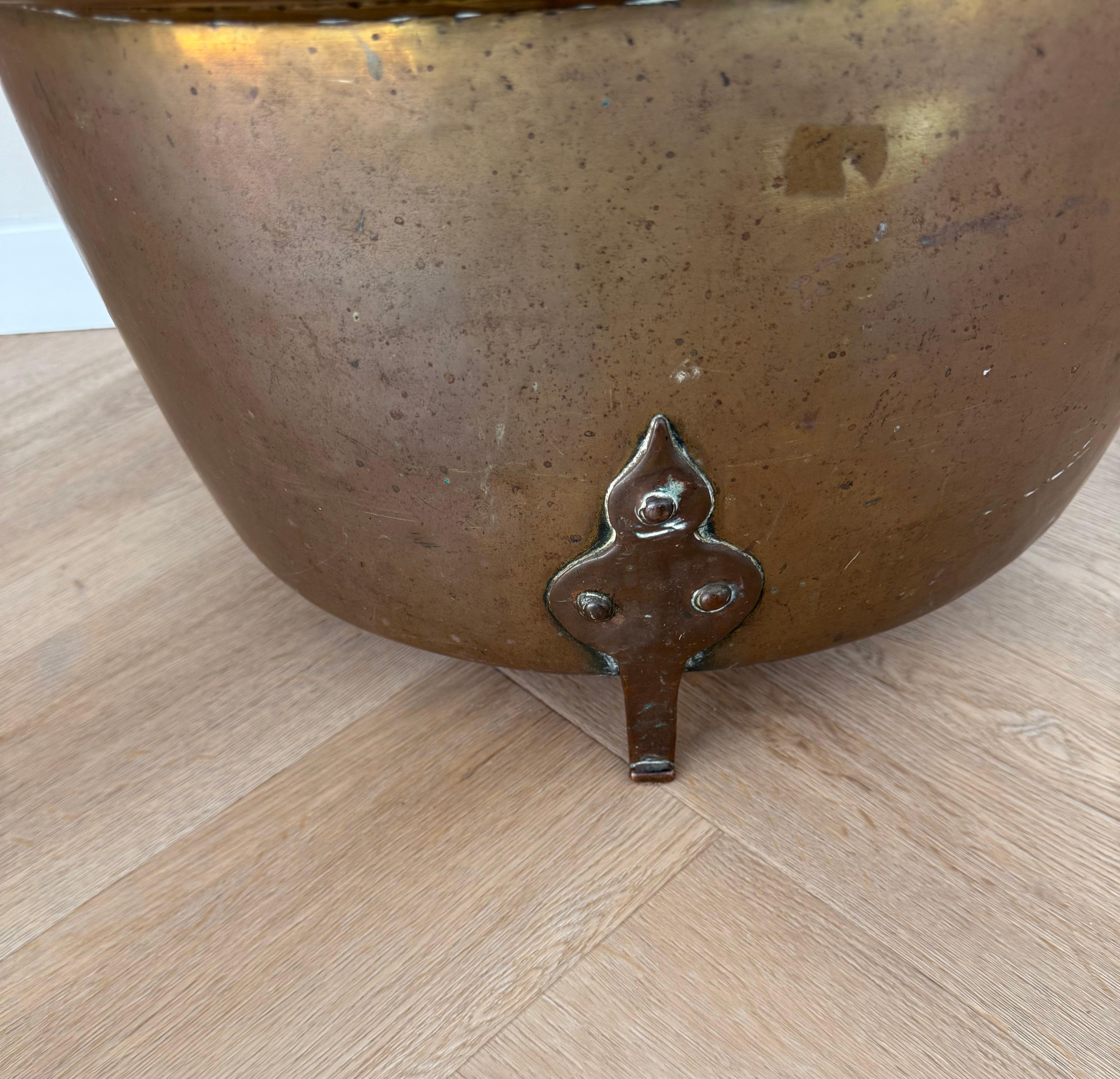 Recipiente especial para leña / cubo o cesta para leña de latón y bronce antiguos con asa en venta 4