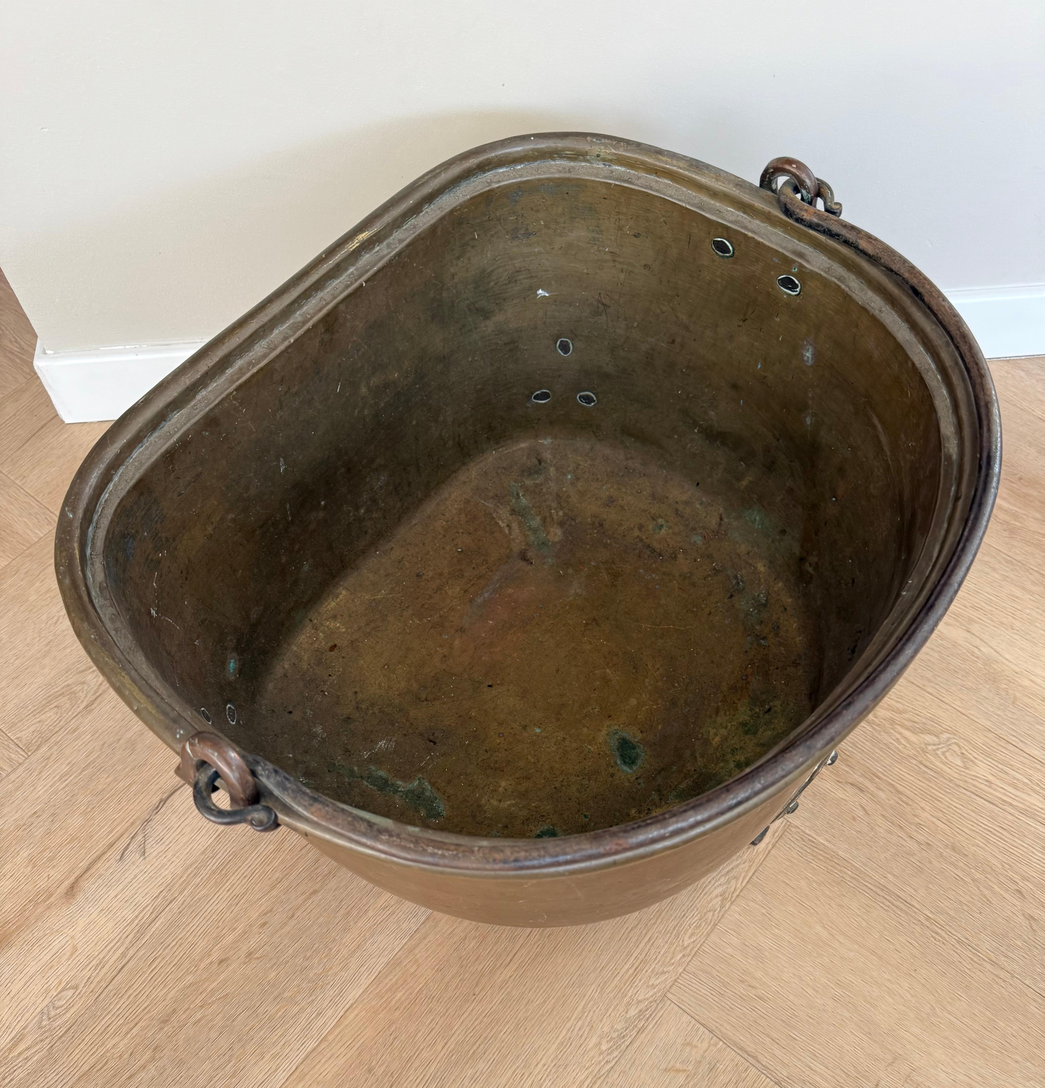 Recipiente especial para leña / cubo o cesta para leña de latón y bronce antiguos con asa en venta 5