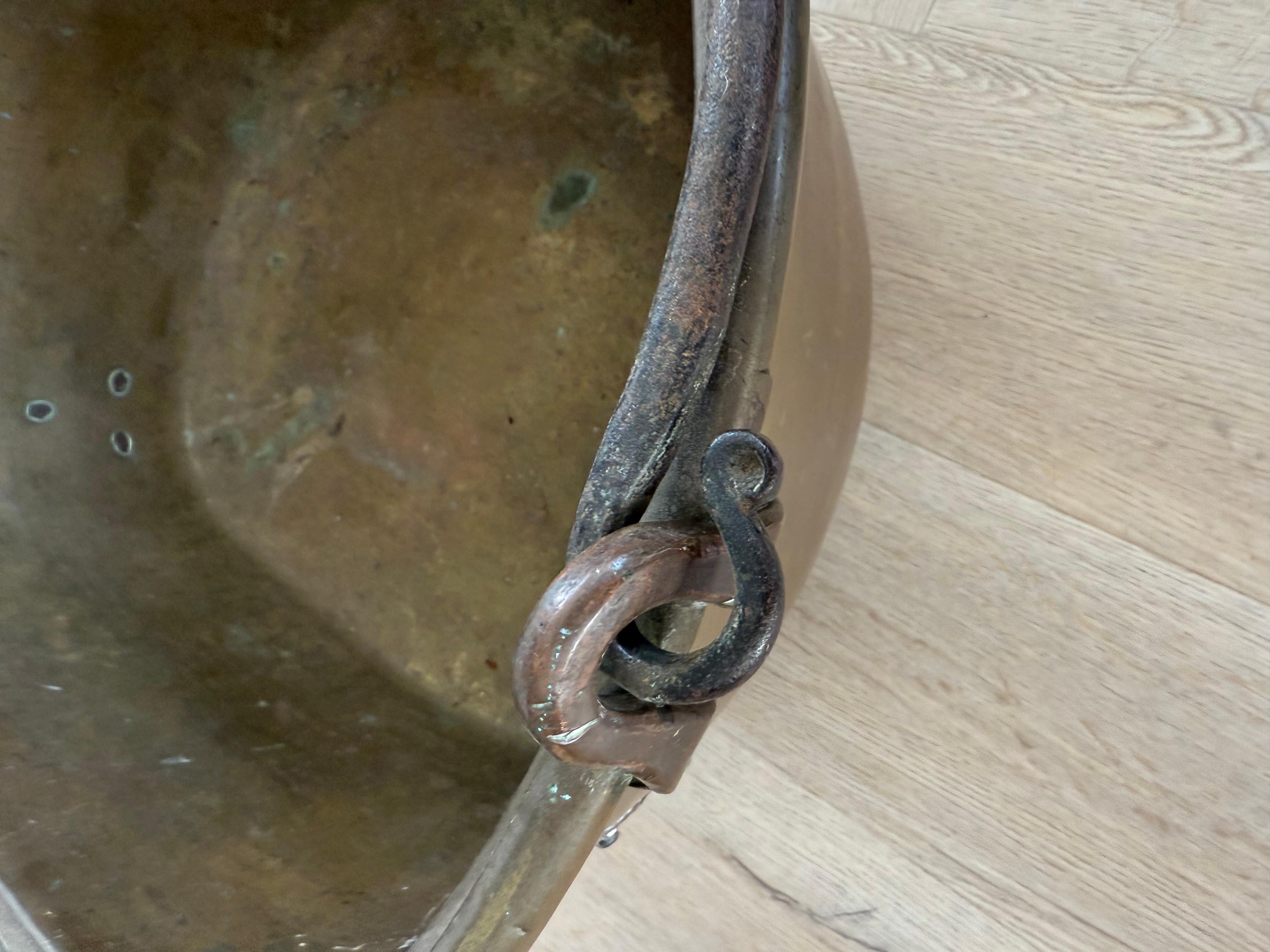 Recipiente especial para leña / cubo o cesta para leña de latón y bronce antiguos con asa en venta 6