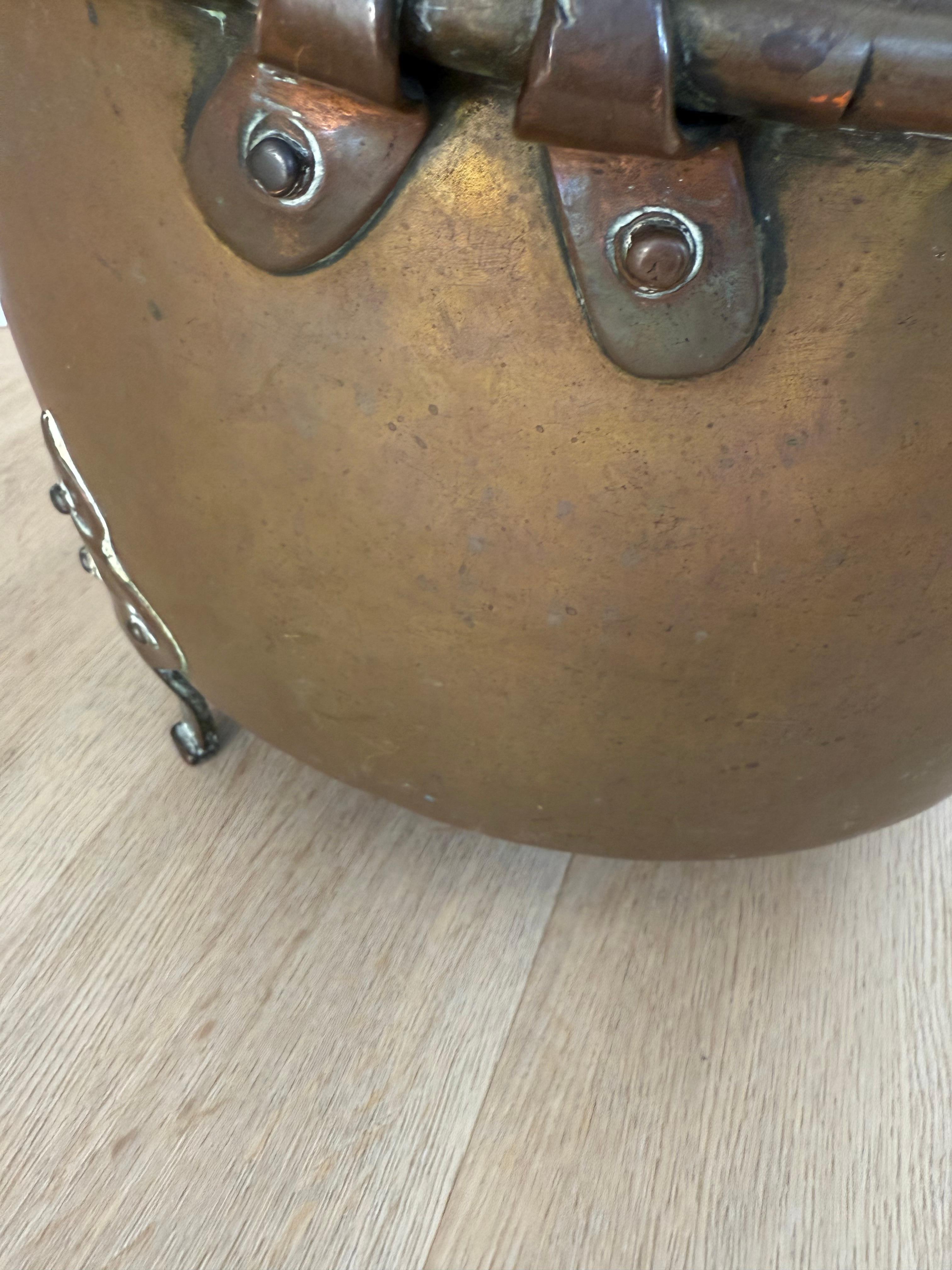 Recipiente especial para leña / cubo o cesta para leña de latón y bronce antiguos con asa en venta 7