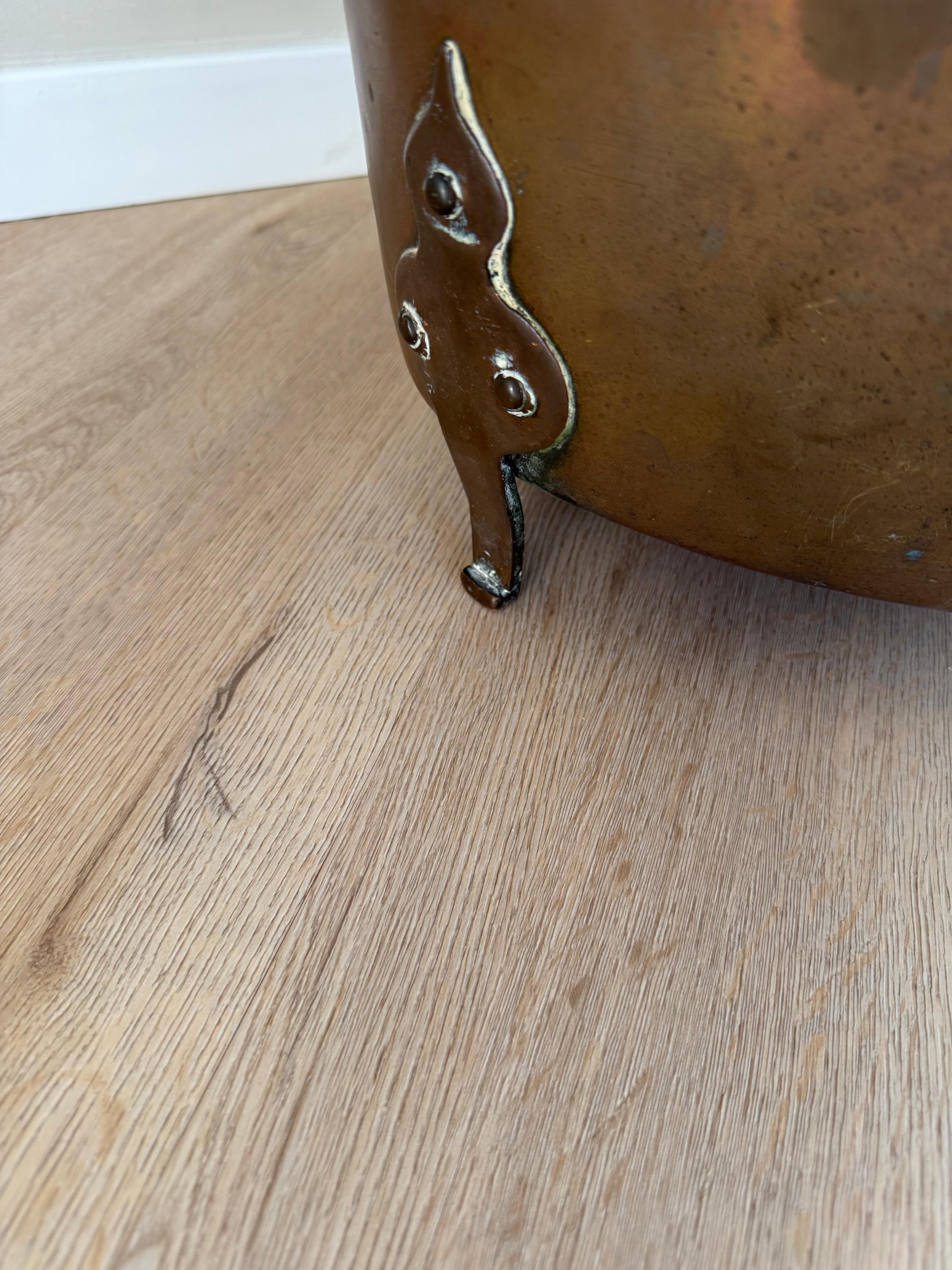 Recipiente especial para leña / cubo o cesta para leña de latón y bronce antiguos con asa en venta 8