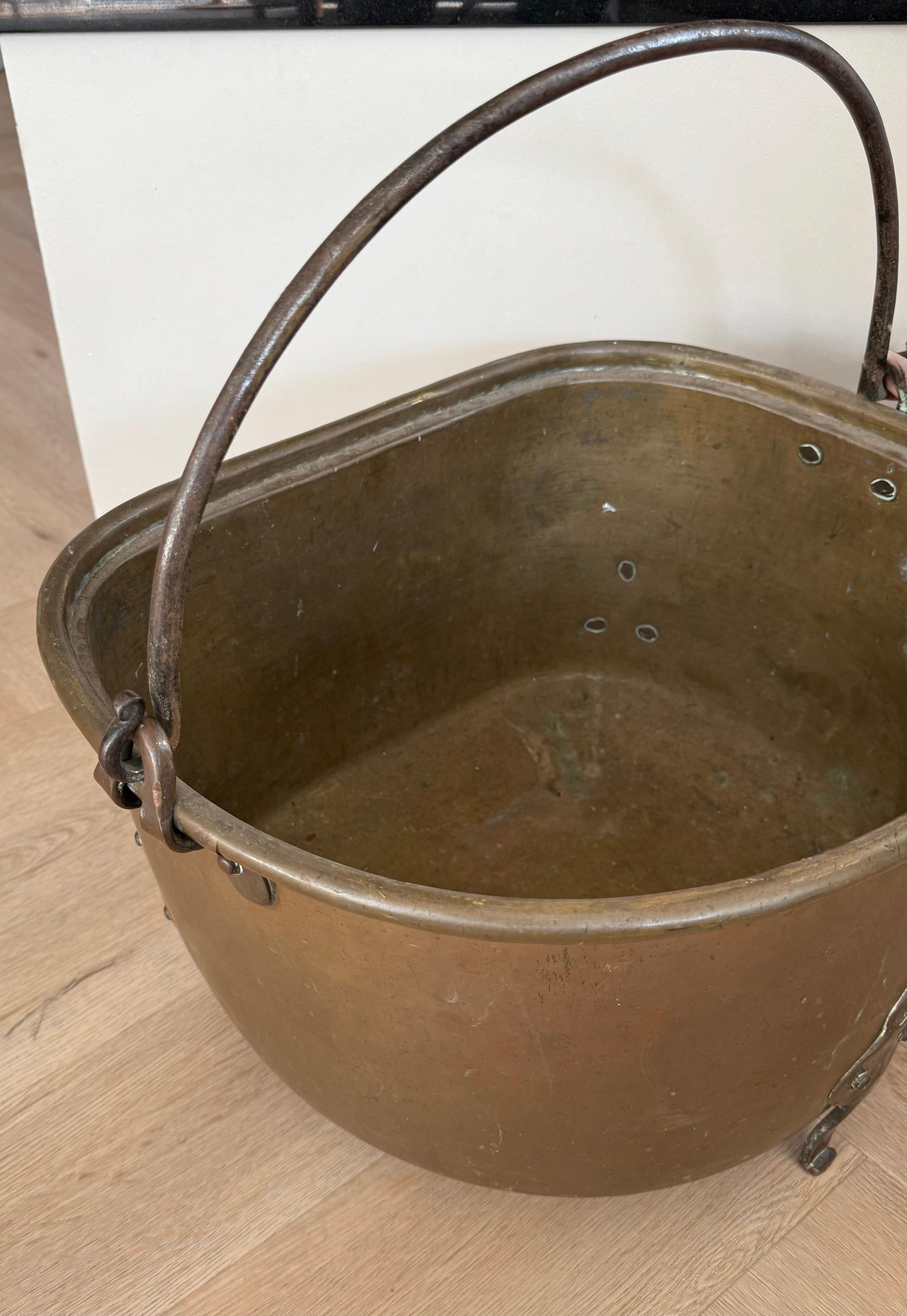 Recipiente especial para leña / cubo o cesta para leña de latón y bronce antiguos con asa en venta 9