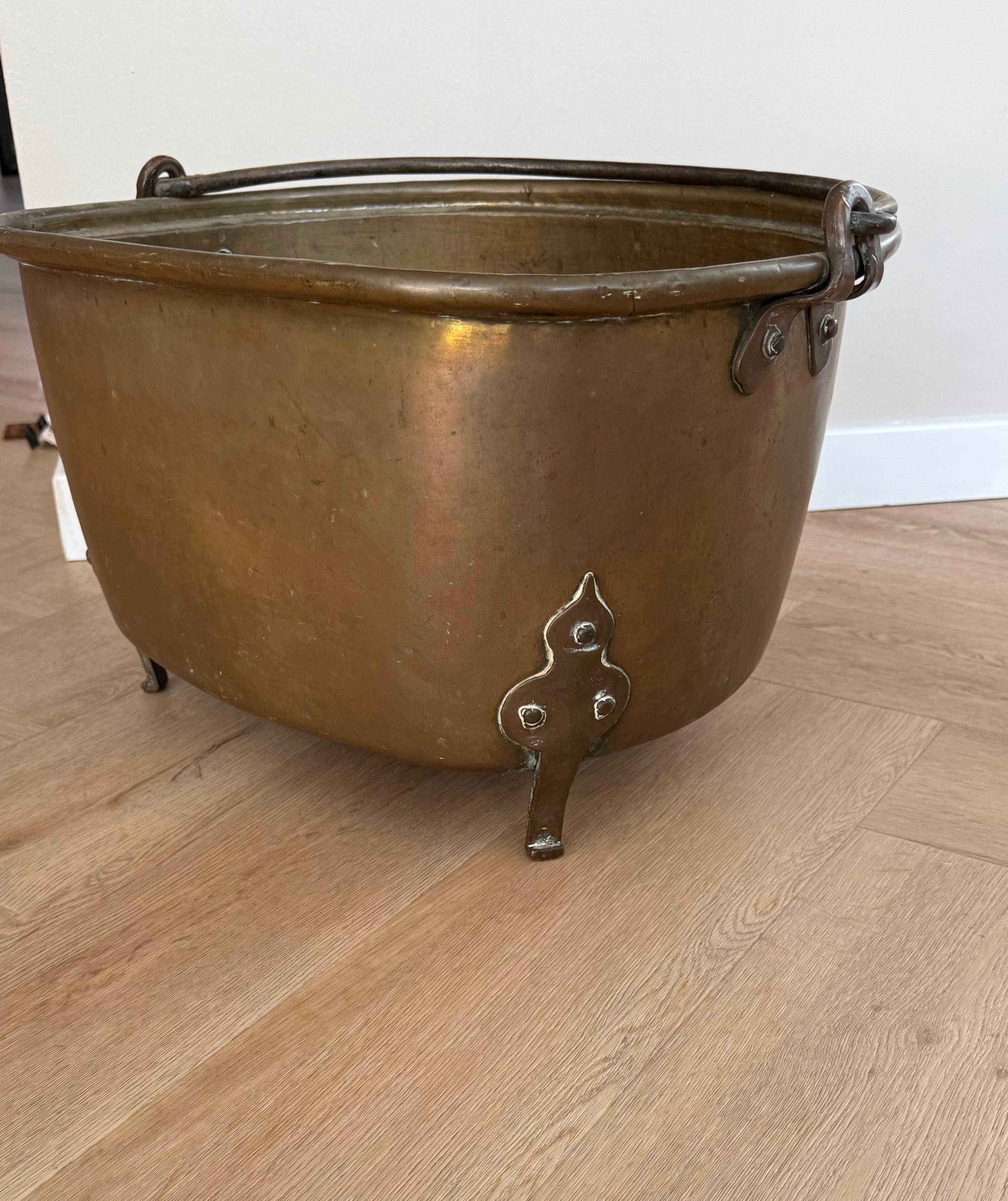 Recipiente especial para leña / cubo o cesta para leña de latón y bronce antiguos con asa en venta 10