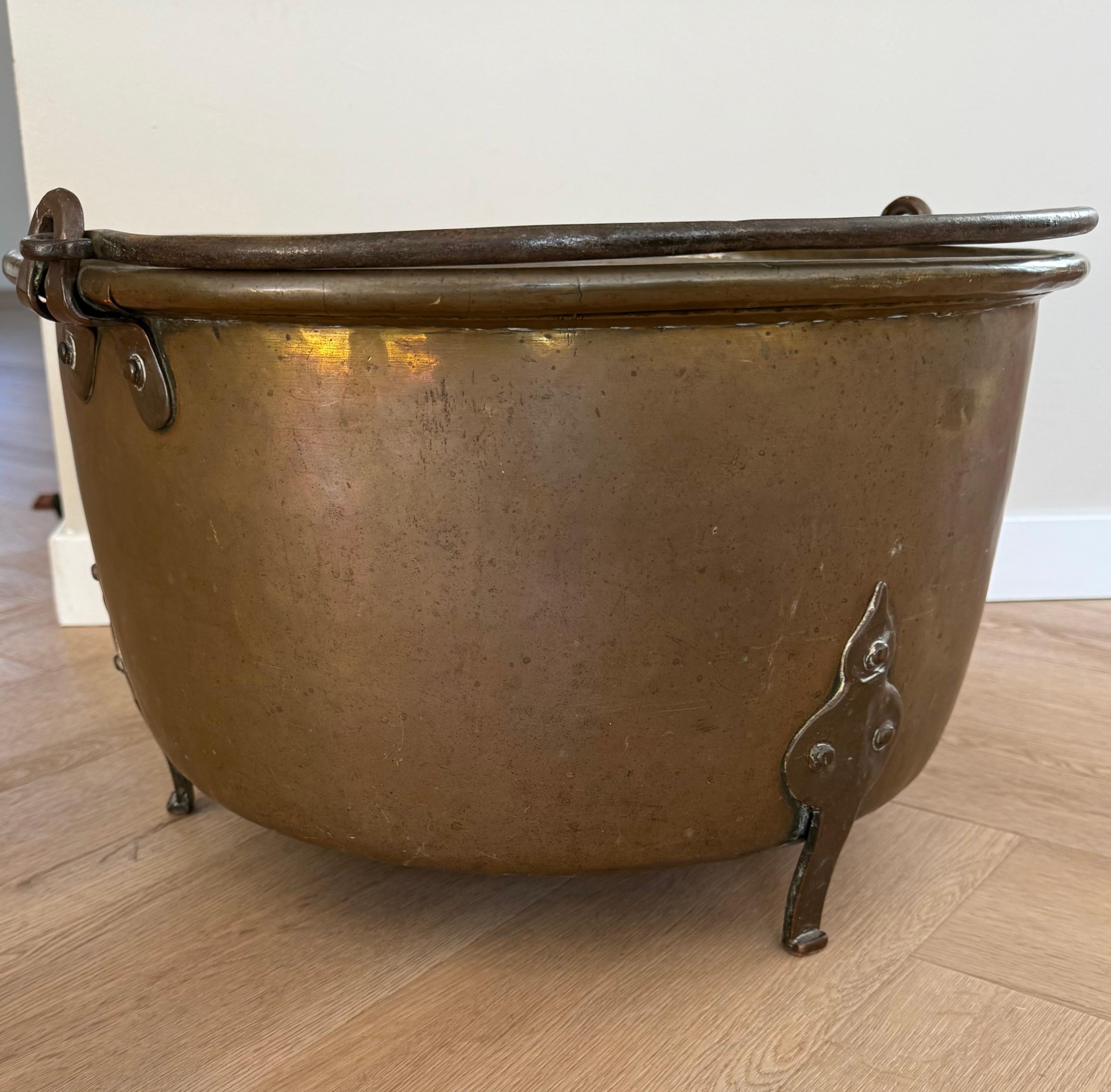 Recipiente especial para leña / cubo o cesta para leña de latón y bronce antiguos con asa en venta 11