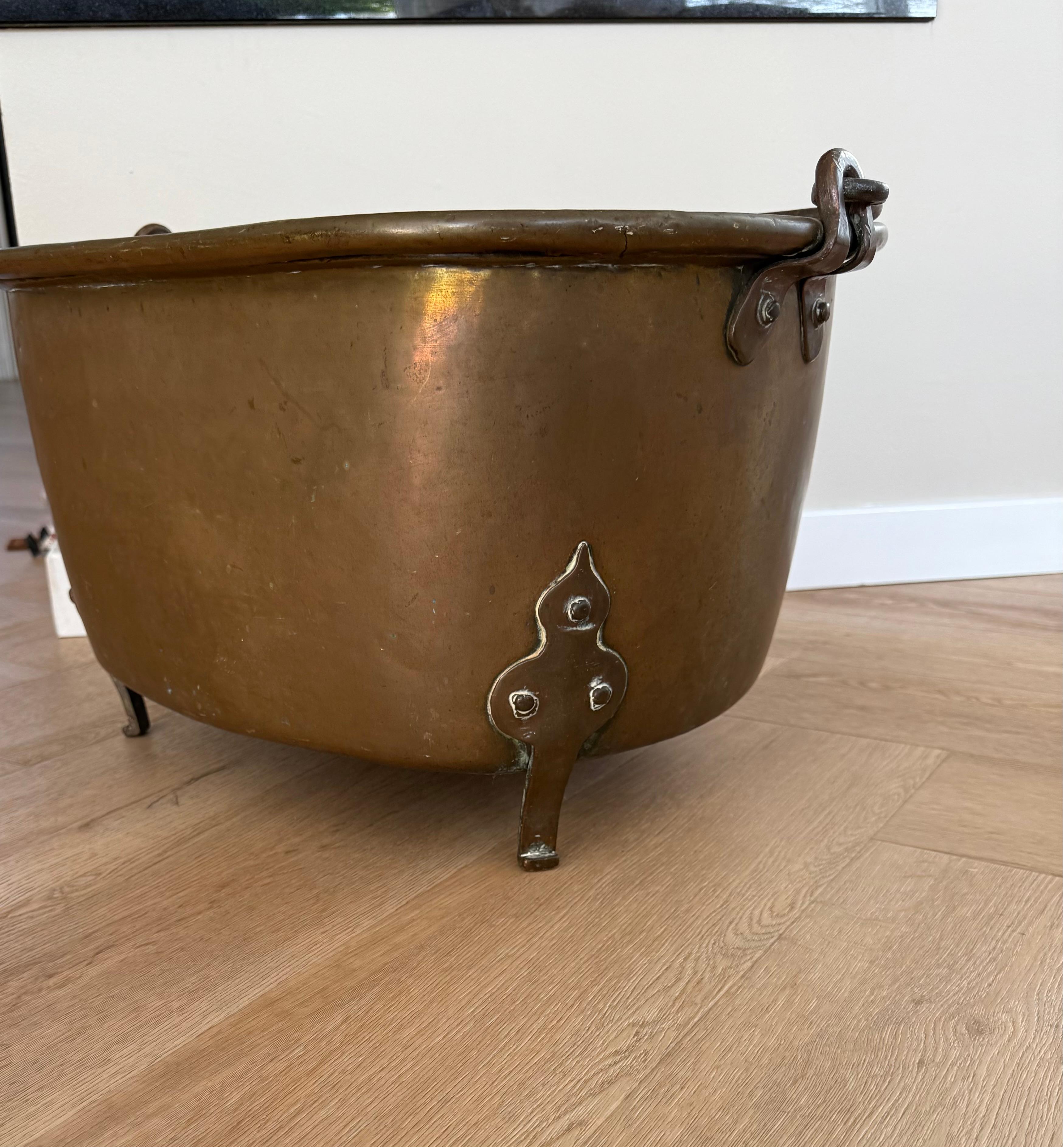 Recipiente especial para leña / cubo o cesta para leña de latón y bronce antiguos con asa en venta 12