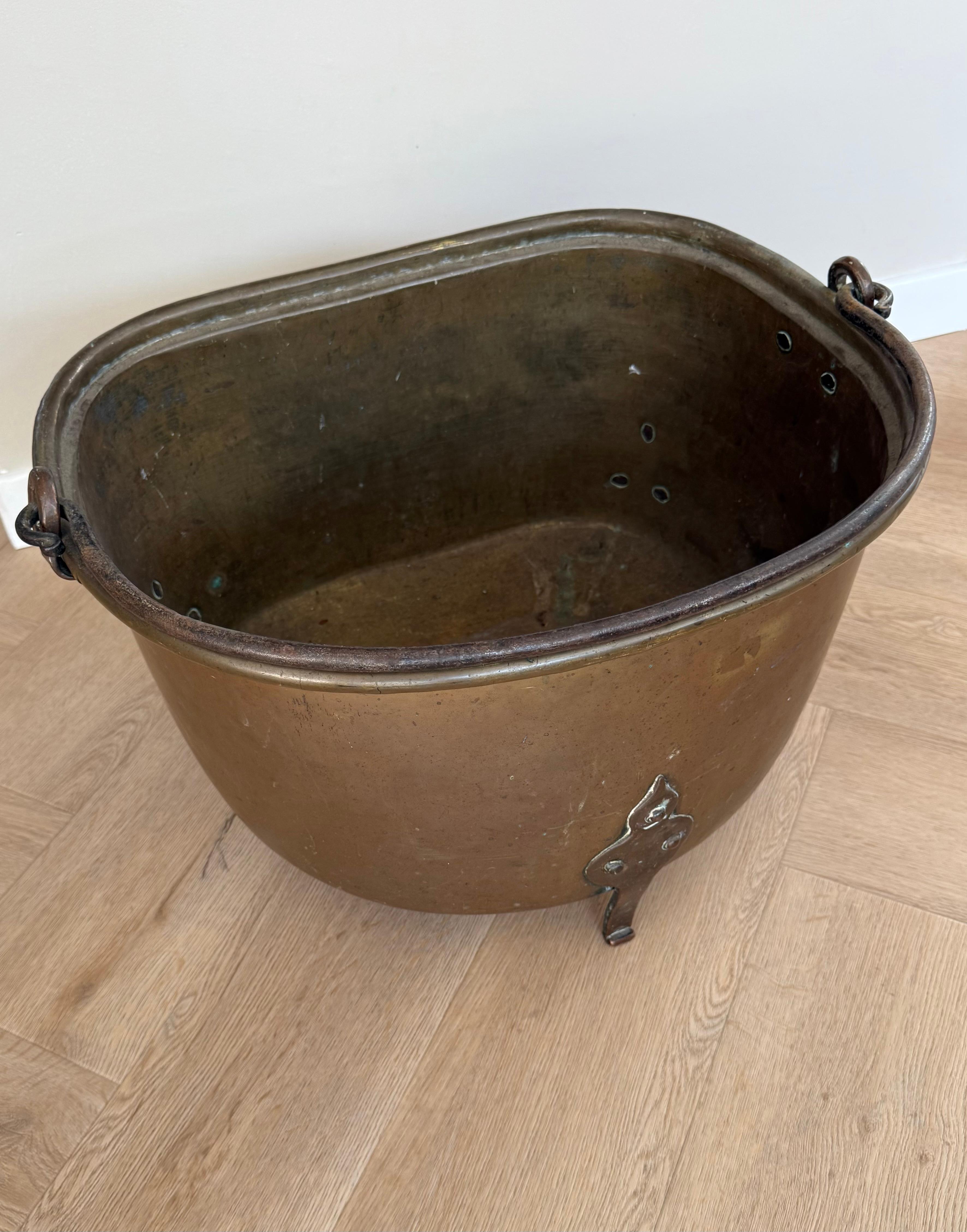 Cubo colector de cobre con patas, de gran tamaño, robusto y de calidad.

Una papelera para troncos de latón y bronce, sustancial y bellamente hecha a mano, con elegantes detalles y un diseño práctico. A diferencia de los ejemplos redondos más