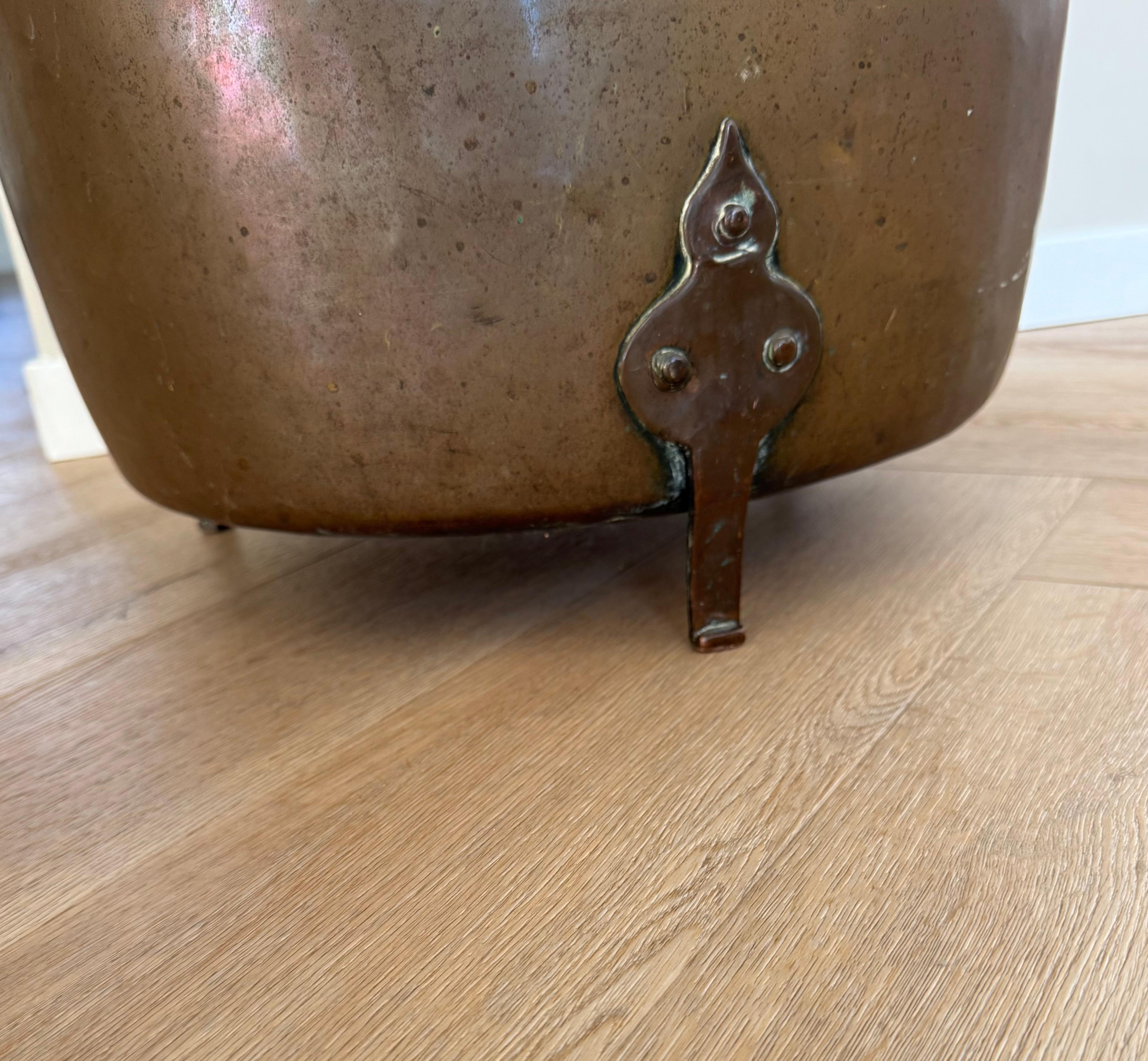 Recipiente especial para leña / cubo o cesta para leña de latón y bronce antiguos con asa en venta 13