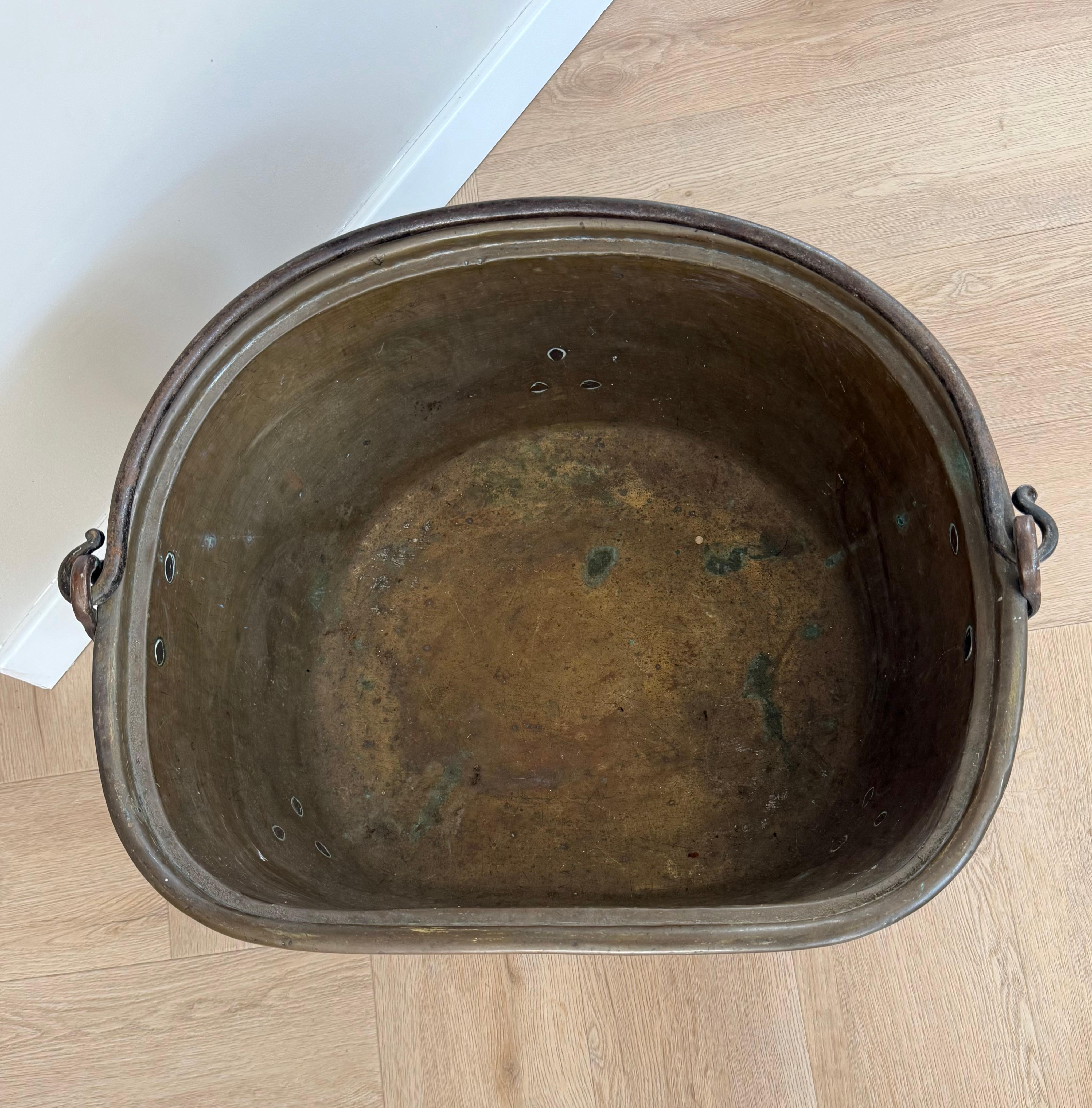 Recipiente especial para leña / cubo o cesta para leña de latón y bronce antiguos con asa Holandés en venta