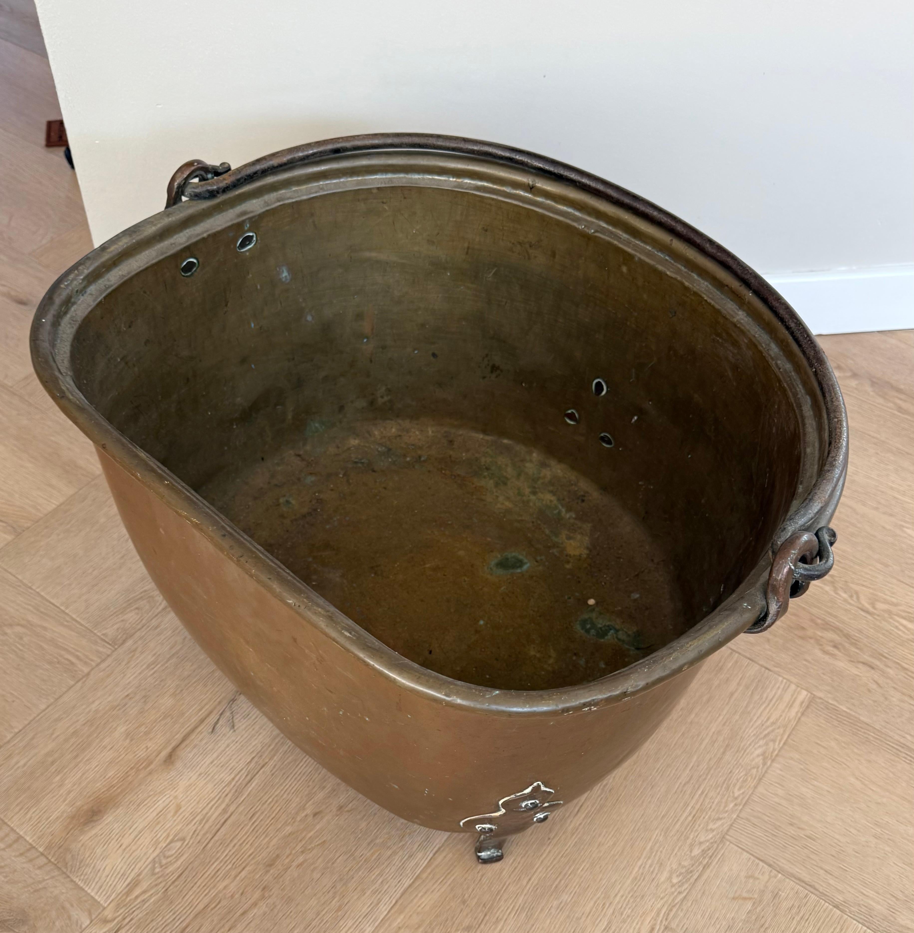 Recipiente especial para leña / cubo o cesta para leña de latón y bronce antiguos con asa Martillado en venta